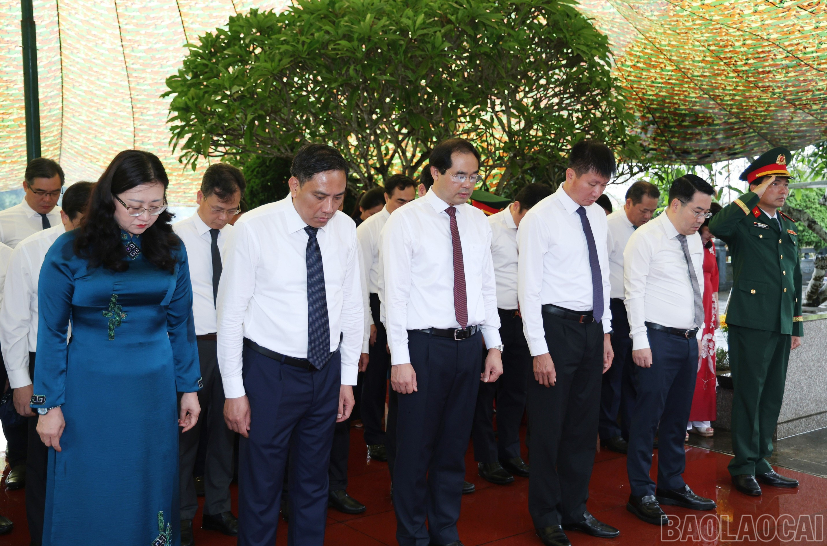 Đại biểu dành phút mặc niệm tưởng nhớ công lao các Anh hùng liệt sĩ. baolaocai-br_c.jpg