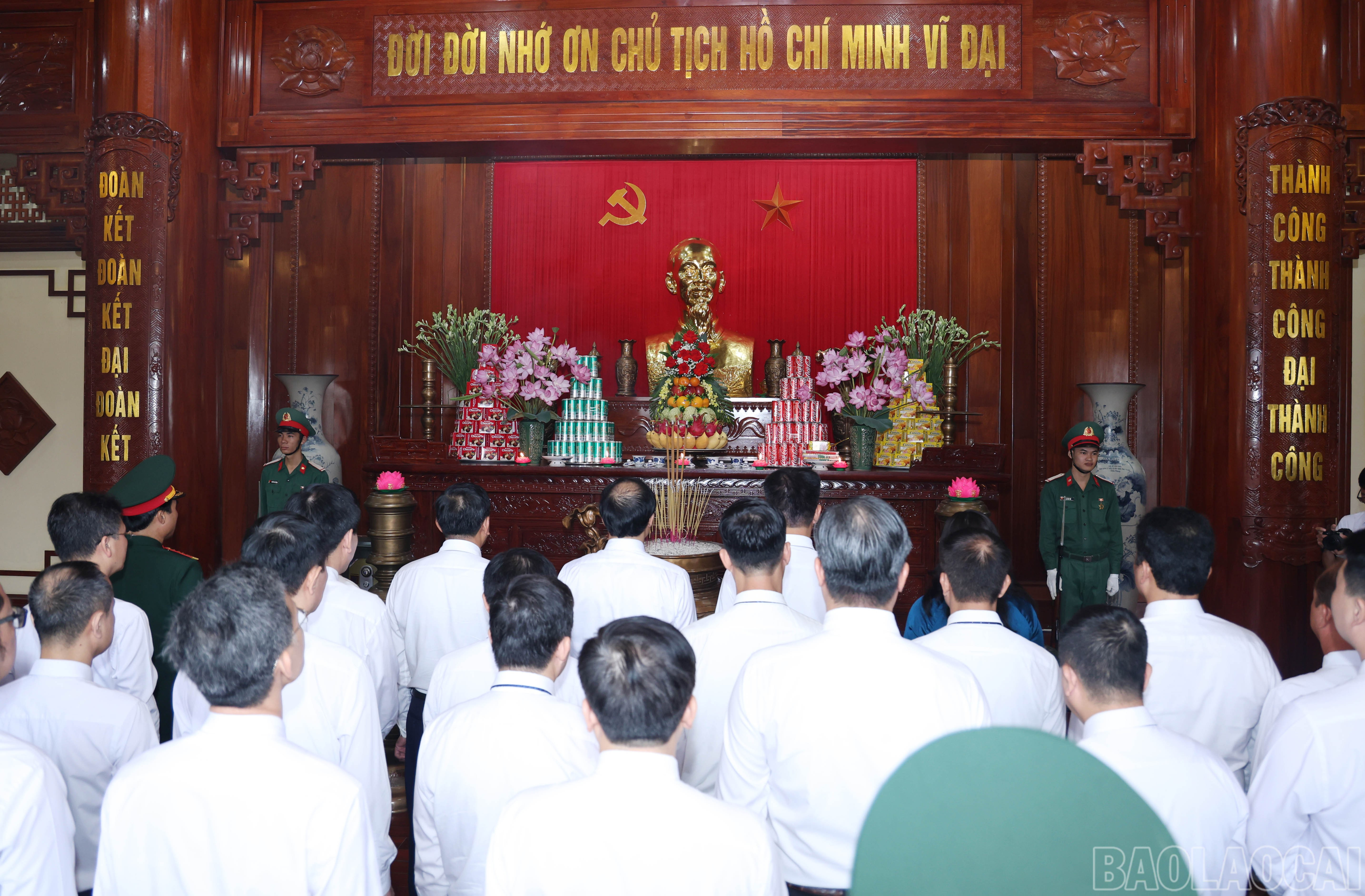 Quang cảnh Lễ dâng hương tại Khu tưởng niệm Chủ tịch Hồ Chí Minh. baolaocai-br_img-8208.jpg