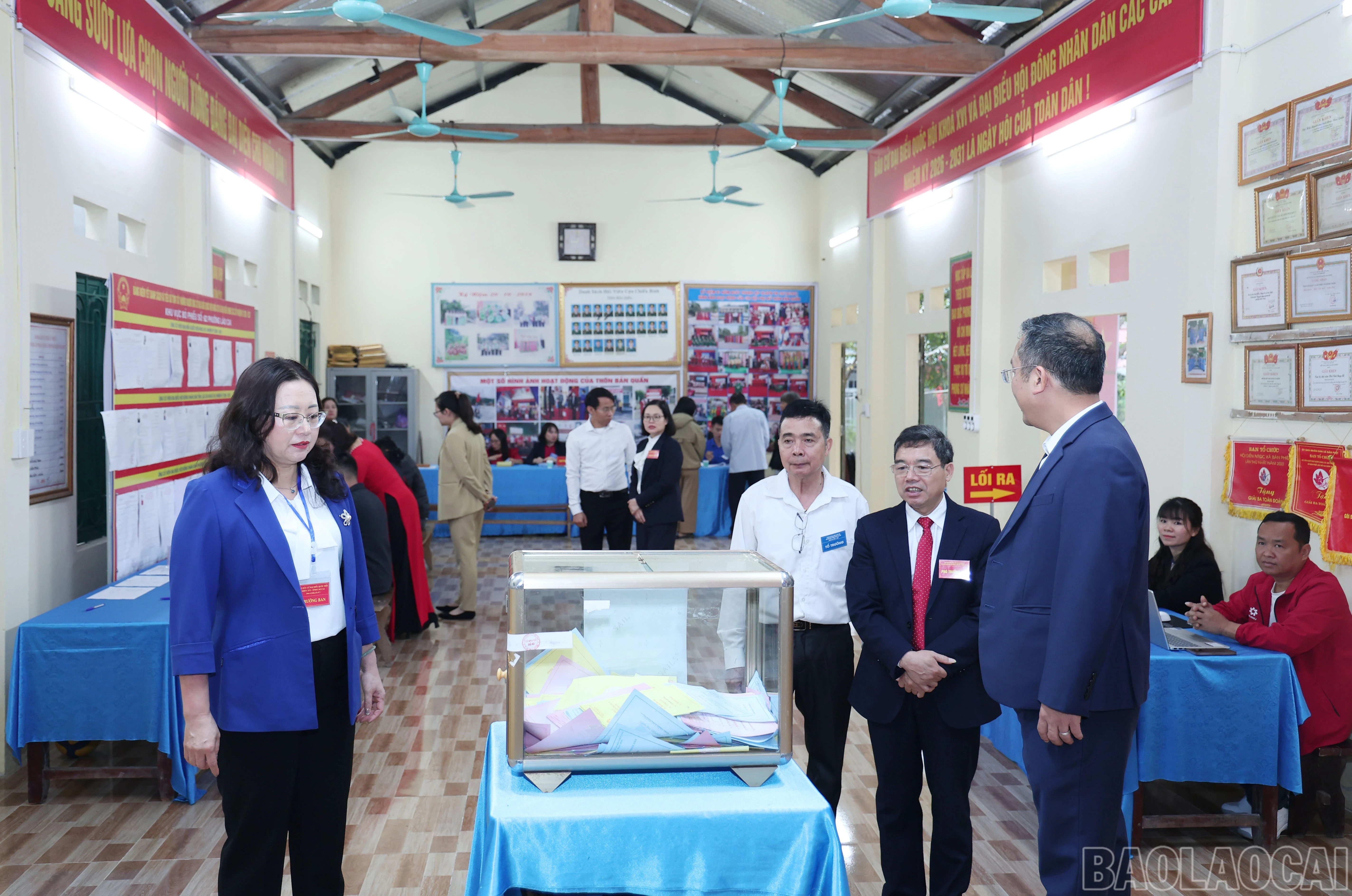 Đồng chí Phó Bí thư Tỉnh ủy Giàng Thị Dung kiểm tra công tác bầu cử tại một số khu vực bỏ phiếu của phường Lào Cai.