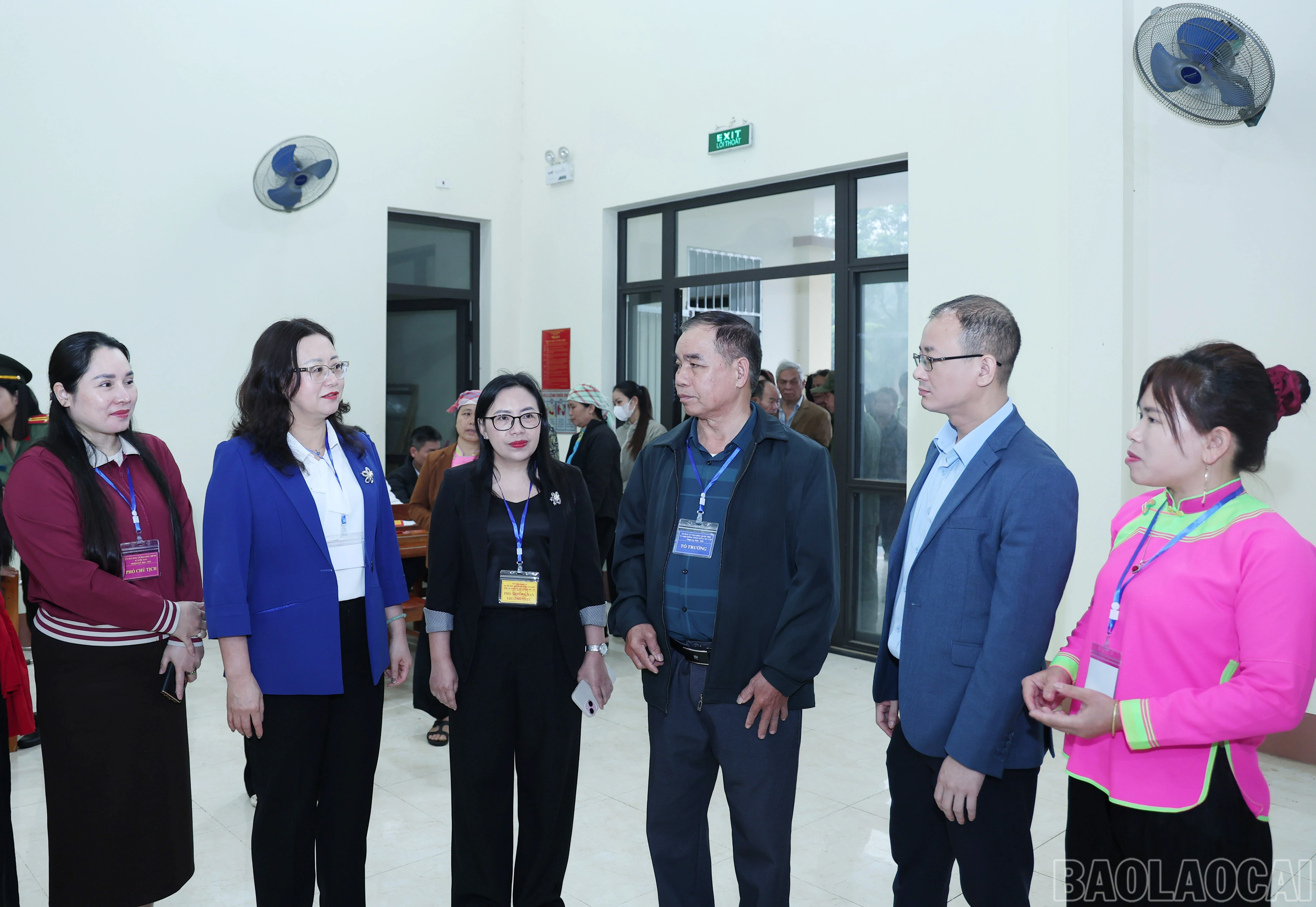 Đồng chí Phó Bí thư Tỉnh ủy Giàng Thị Dung kiểm tra công tác bầu cử tại Khu vực bỏ phiếu số 1, xã Cốc San.