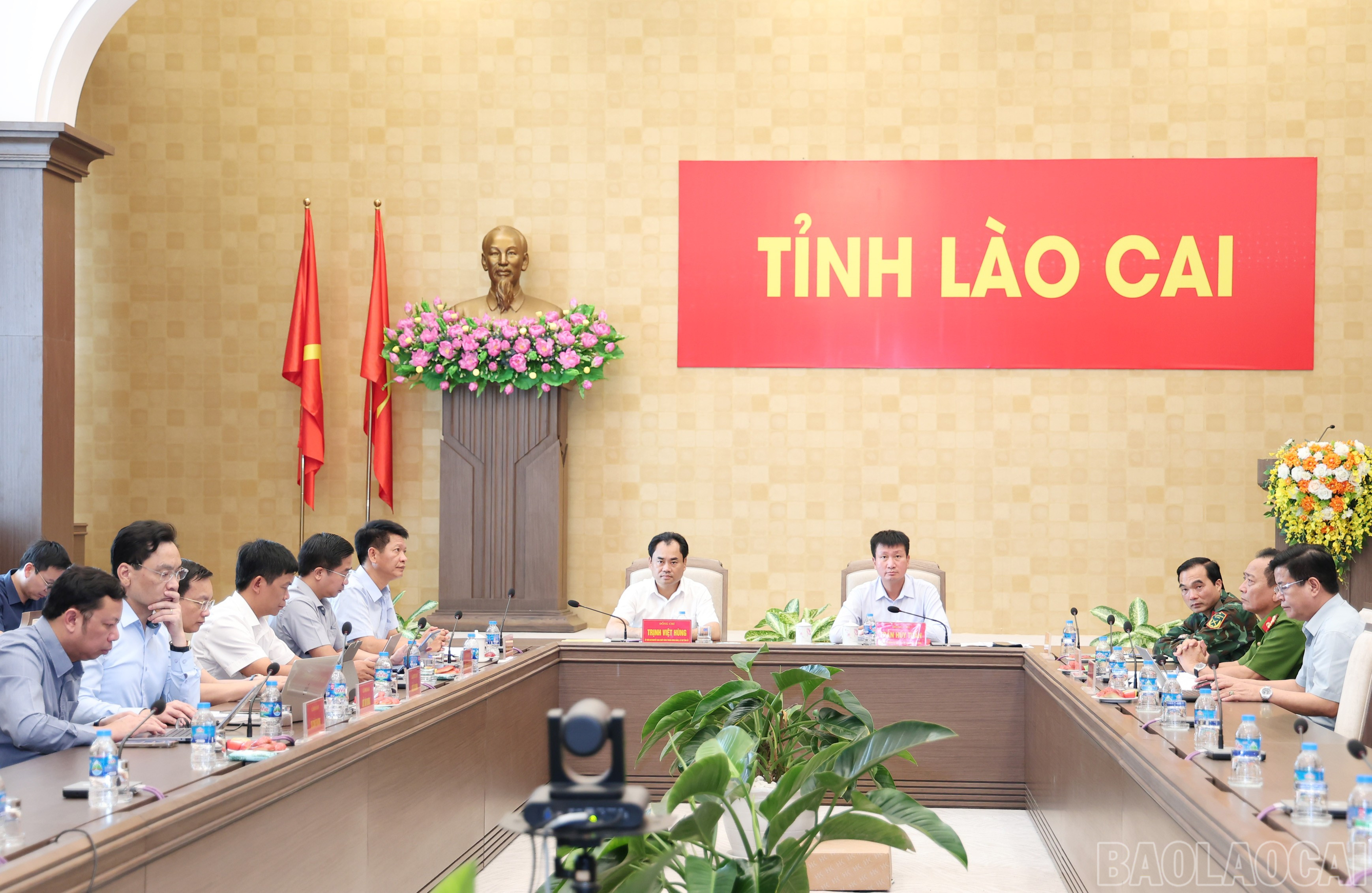 Đồng chí Trịnh Việt Hùng - Ủy viên dự khuyết Ban Chấp hành Trung ương Đảng, Bí thư Tỉnh ủy và đồng chí Trần Huy Tuấn - Phó Bí thư Tỉnh ủy, Chủ tịch UBND tỉnh dự hội nghị. baolaocai-br_img-4507.jpg