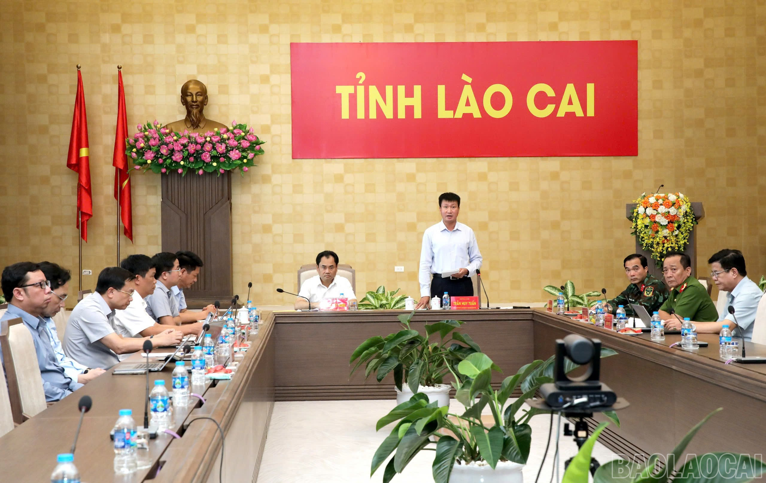 Đồng chí Trần Huy Tuấn - Phó Bí thư Tỉnh ủy, Chủ tịch UBND tỉnh phát biểu tại cuộc họp. baolaocai-br_z7076744345264-a8f3c3ac451dde8e7afa4d6d2ce4326a.jpg
