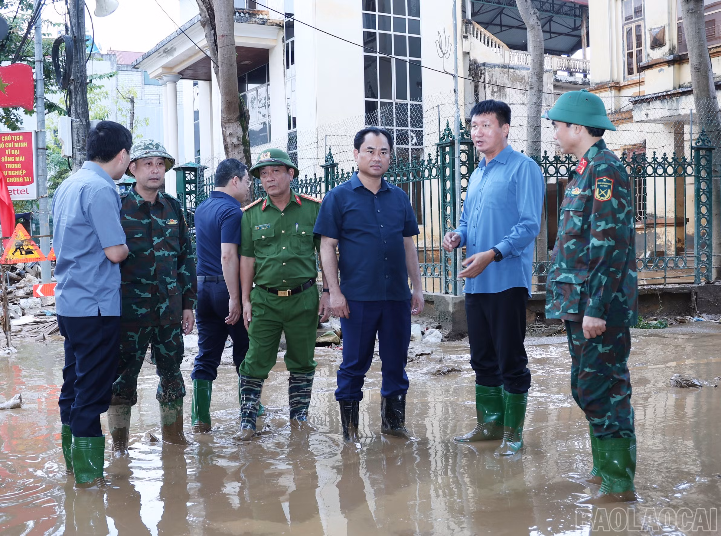 Đồng chí Bí thư Tỉnh ủy và đồng chí Chủ tịch UBND tỉnh chỉ đạo các địa phương tập trung khắc phục hậu quả, dọn dẹp vệ sinh đường giao thông, trường học, trạm y tế một cách nhanh nhất.