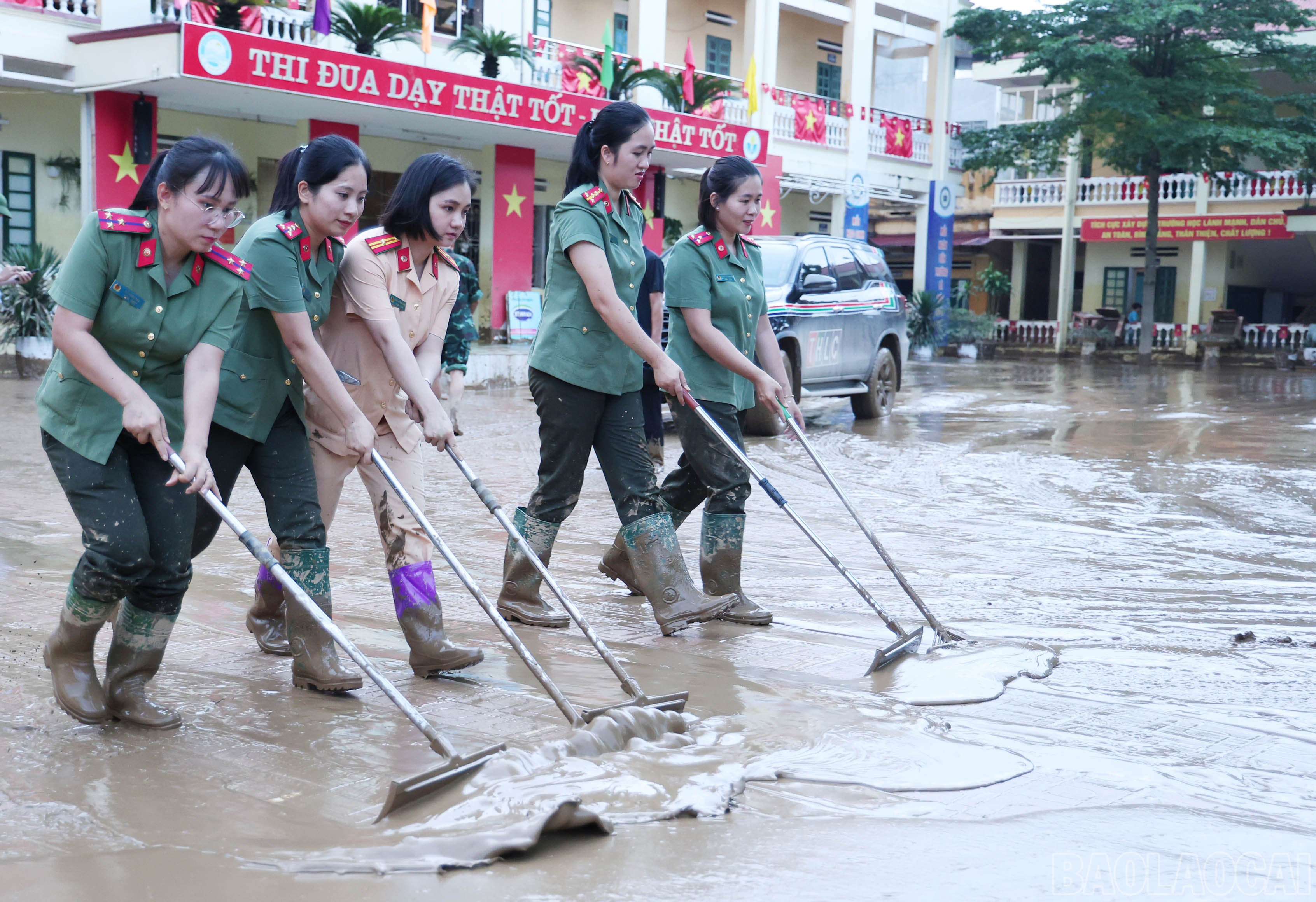 Bộ đội và công an giúp dọn bùn đất tại Trường Tiểu học Hồng Thái, phường Yên Bái. Bộ đội và công an giúp dọn bùn đất tại Trường Tiểu học Hồng Thái, phường Yên Bái.