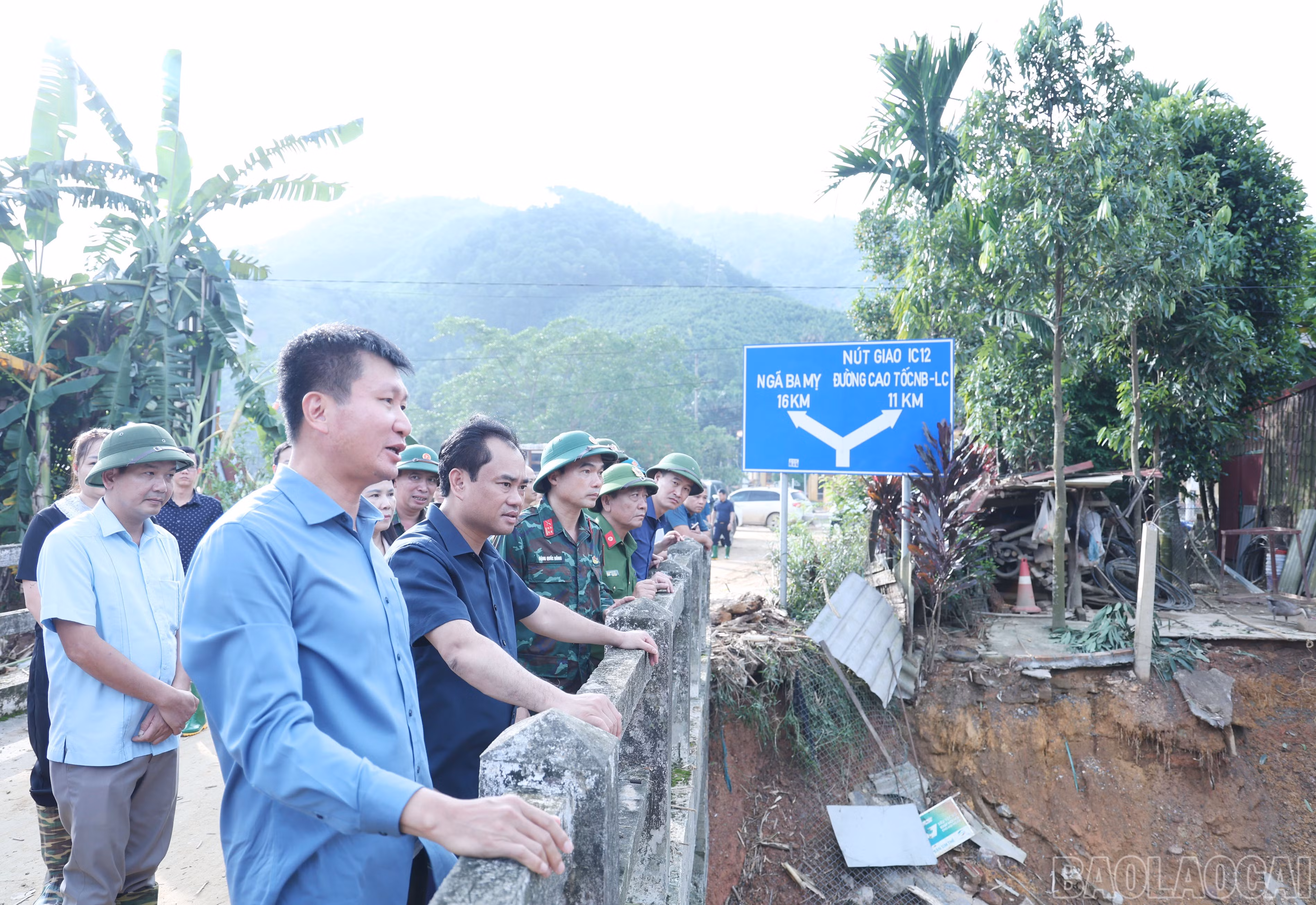Đồng chí Bí thư Tỉnh ủy Trịnh Việt Hùng và đồng chí Chủ tịch UBND tỉnh Trần Huy Tuấn kiểm tra tình hình khắc phục hậu quả mưa lũ tại xã Việt Hồng.