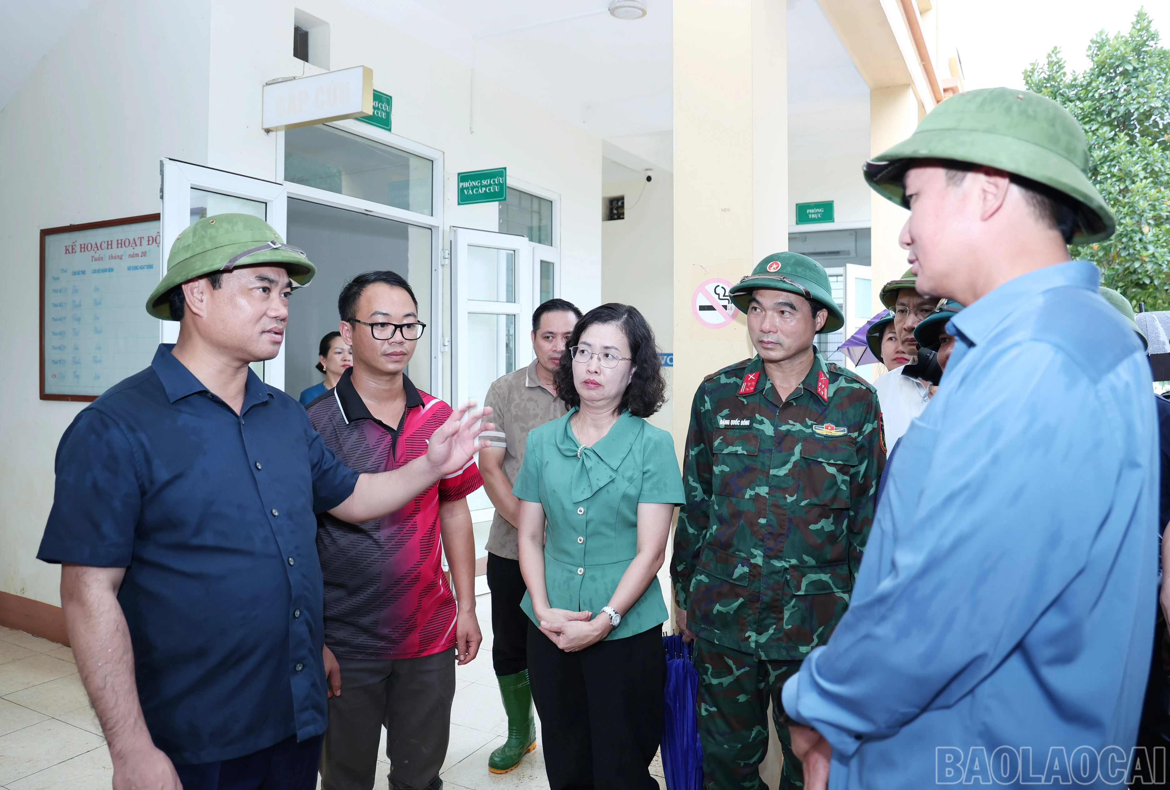 Đồng chí Trịnh Việt Hùng - Ủy viên dự khuyết Ban Chấp hành Trung ương Đảng, Bí thư Tỉnh ủy chỉ đạo cấp ủy Đảng, chính quyền xã Việt Hồng tiếp tục chỉ đạo các lực lượng nhanh chóng dọn dẹp, vệ sinh Trạm Y tế xã, đảm bảo chăm sóc sức khỏe cho người dân trên địa bàn sau mưa lũ.