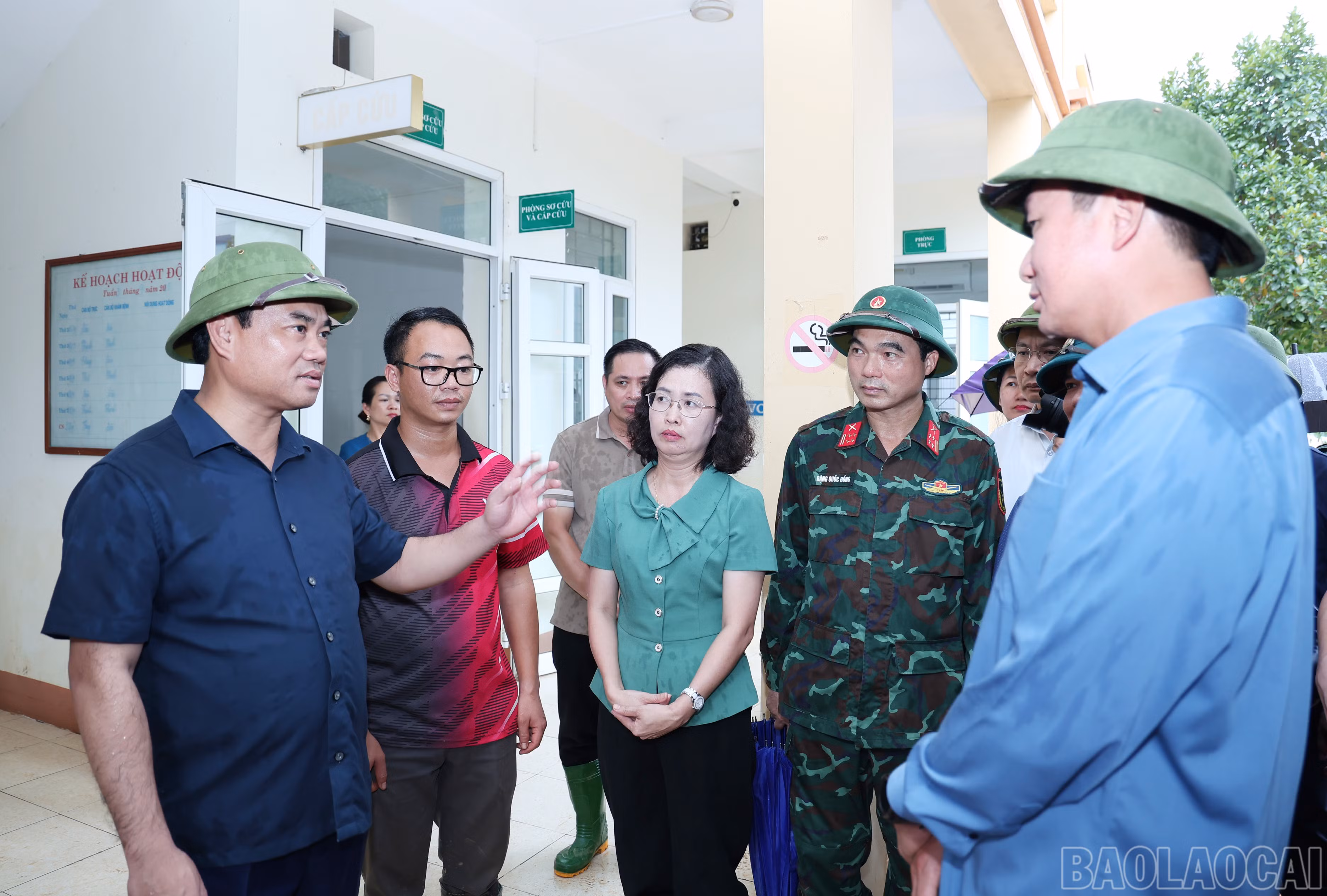 Đồng chí Trịnh Việt Hùng - Ủy viên dự khuyết Ban Chấp hành Trung ương Đảng, Bí thư Tỉnh ủy chỉ đạo cấp ủy Đảng, chính quyền xã Việt Hồng tiếp tục chỉ đạo các lực lượng nhanh chóng dọn dẹp, vệ sinh Trạm Y tế xã, đảm bảo chăm sóc sức khỏe cho người dân trên địa bàn sau mưa lũ.