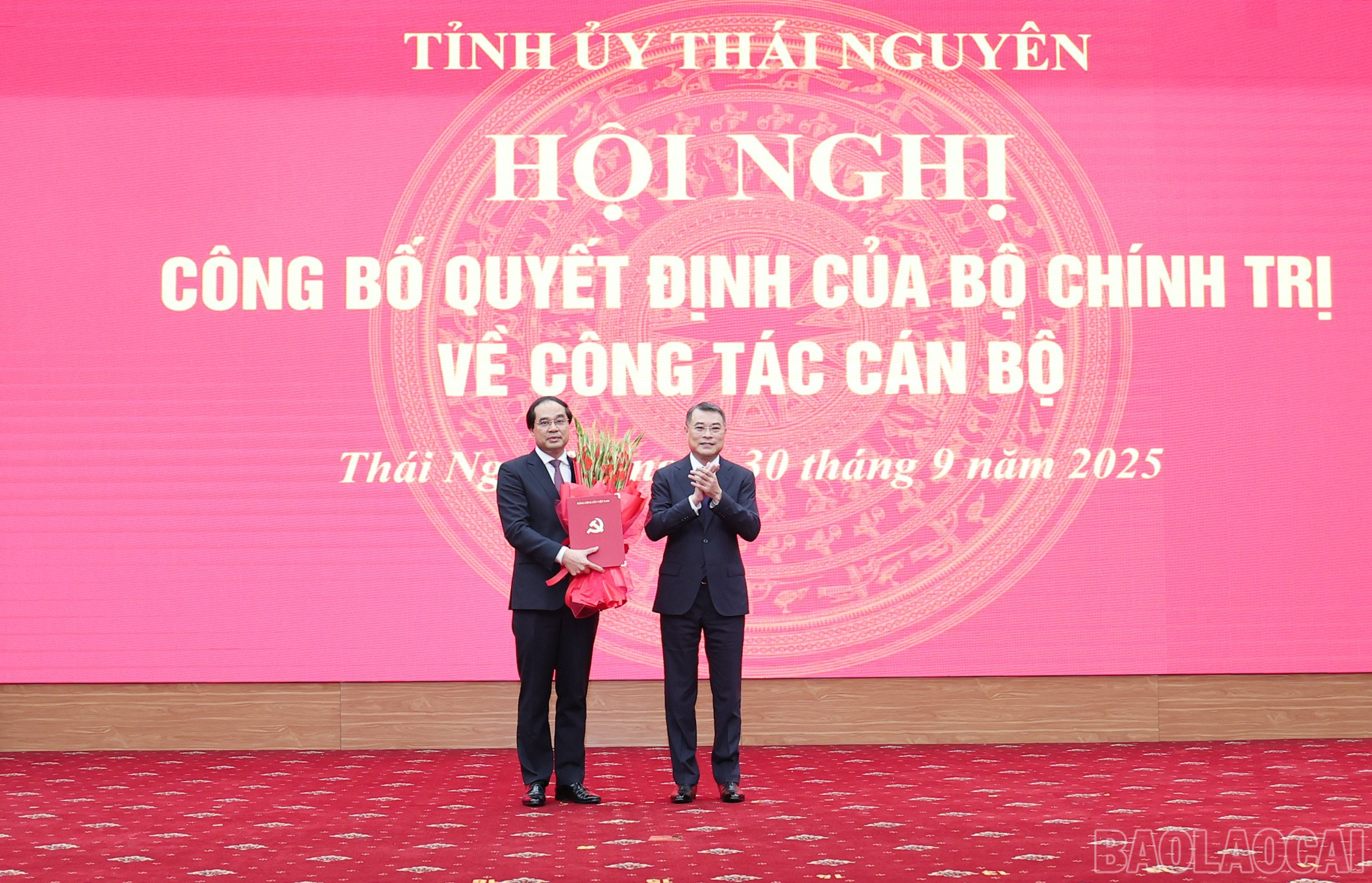 Đồng chí Lê Minh Hưng – Ủy viên Bộ Chính trị, Bí thư Trung ương Đảng, Trưởng Ban Tổ chức Trung ương trao Quyết định của Bộ Chính trị và tặng hoa chúc mừng đồng chí Trịnh Xuân Trường. baolaocai-br_img-3472.jpg