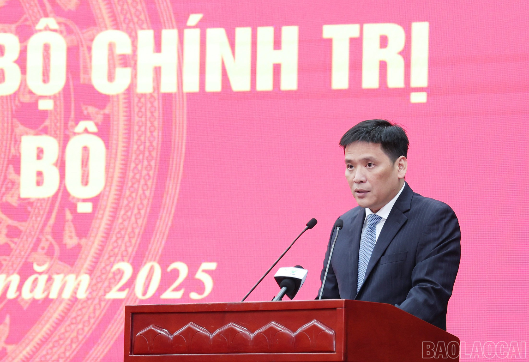 Đồng chí Nguyễn Thanh Bình - Phó trưởng Ban Tổ chức Trung ương công bố Quyết định của Bộ Chính trị. baolaocai-br_img-3443.jpg