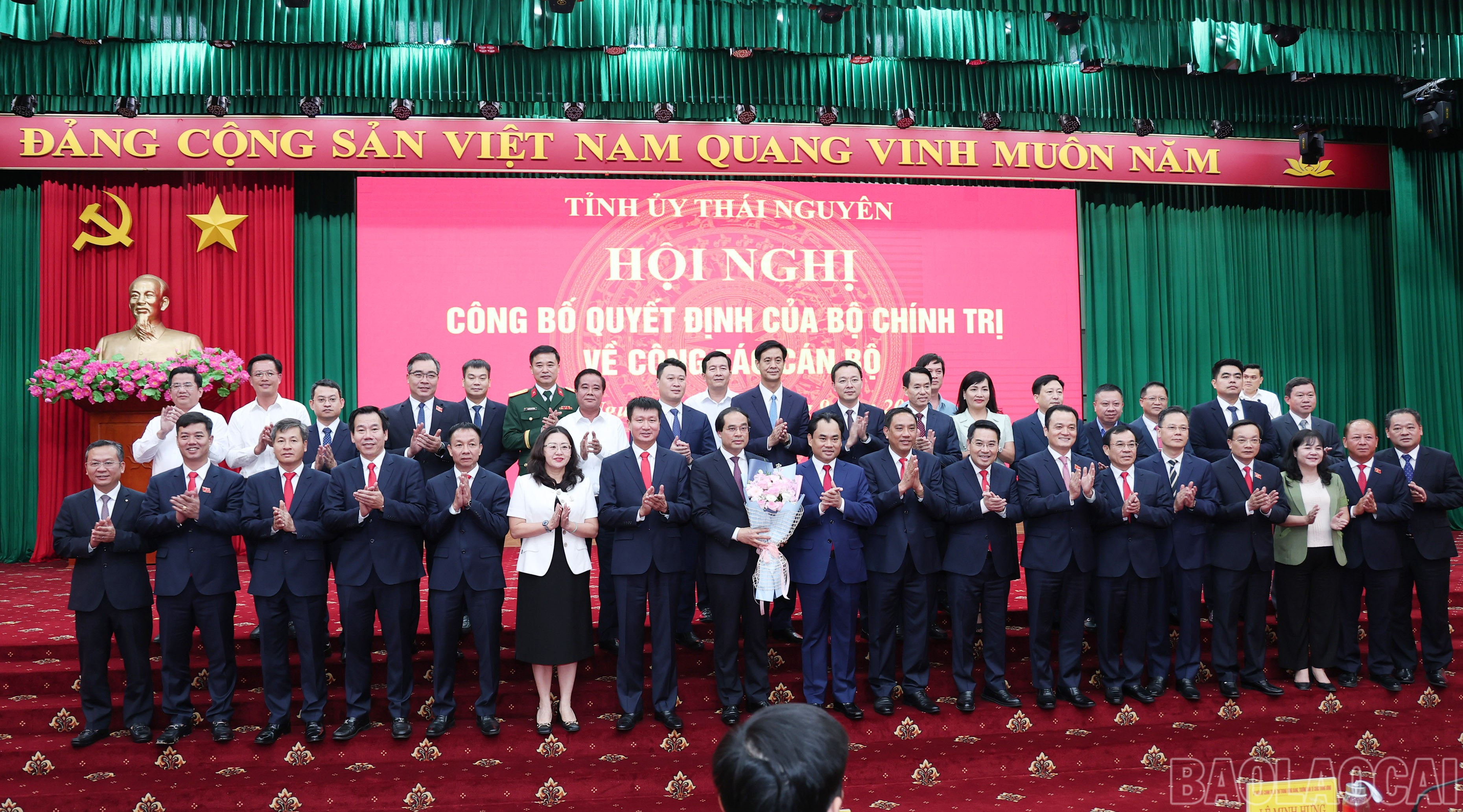 Các đồng chí Thường trực Tỉnh ủy, Ủy viên Ban Thường vụ Tỉnh ủy, Ủy viên Ban Chấp hành Đảng bộ tỉnh Lào Cai tặng hoa chúc mừng đồng chí Trịnh Xuân Trường. baolaocai-br_img-3578.jpg