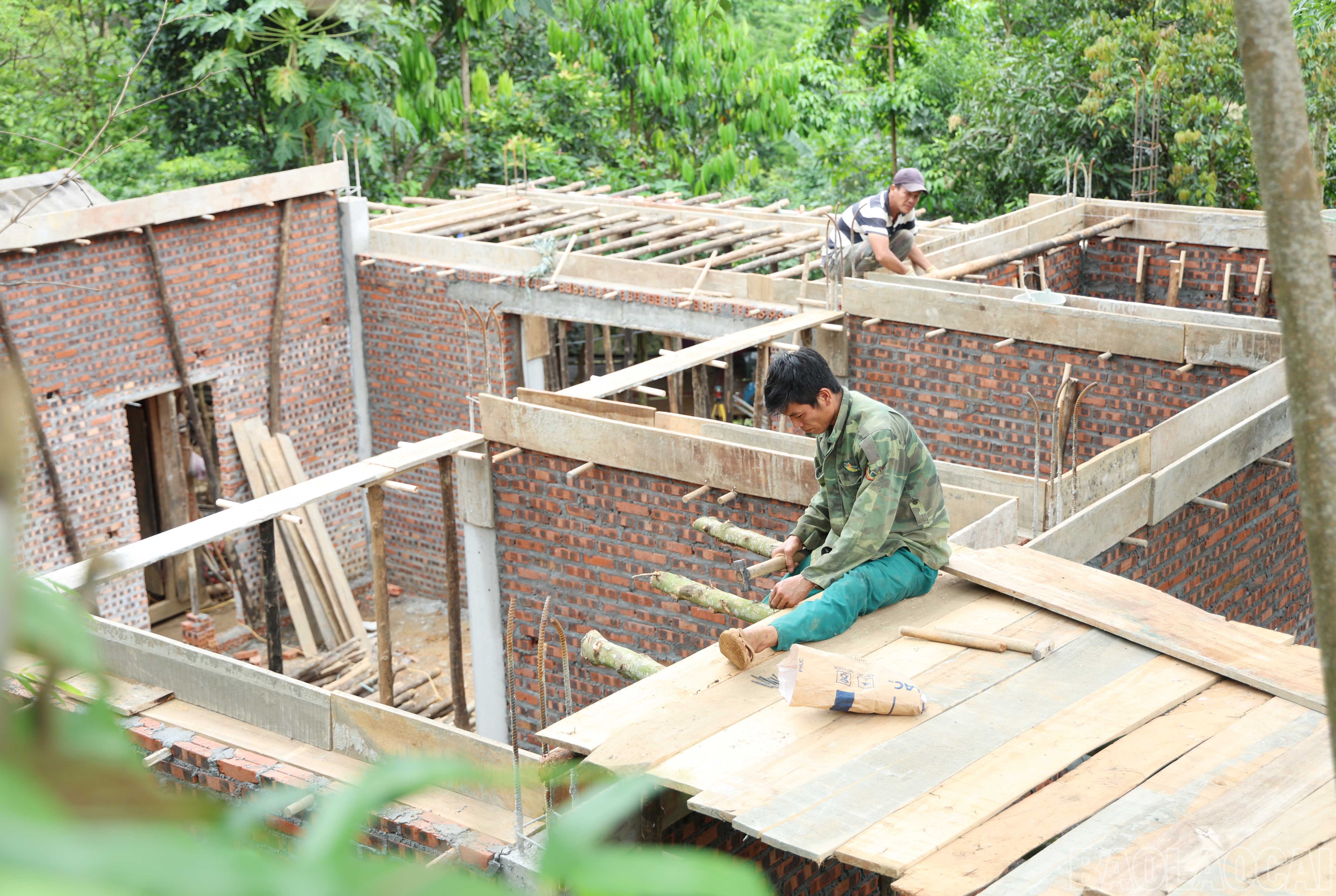 Đời sống nâng cao giúp nhiều hộ dân xã Xuân Thượng có điều kiện xây dựng nhà mới. baolaocai-br_5752.jpg