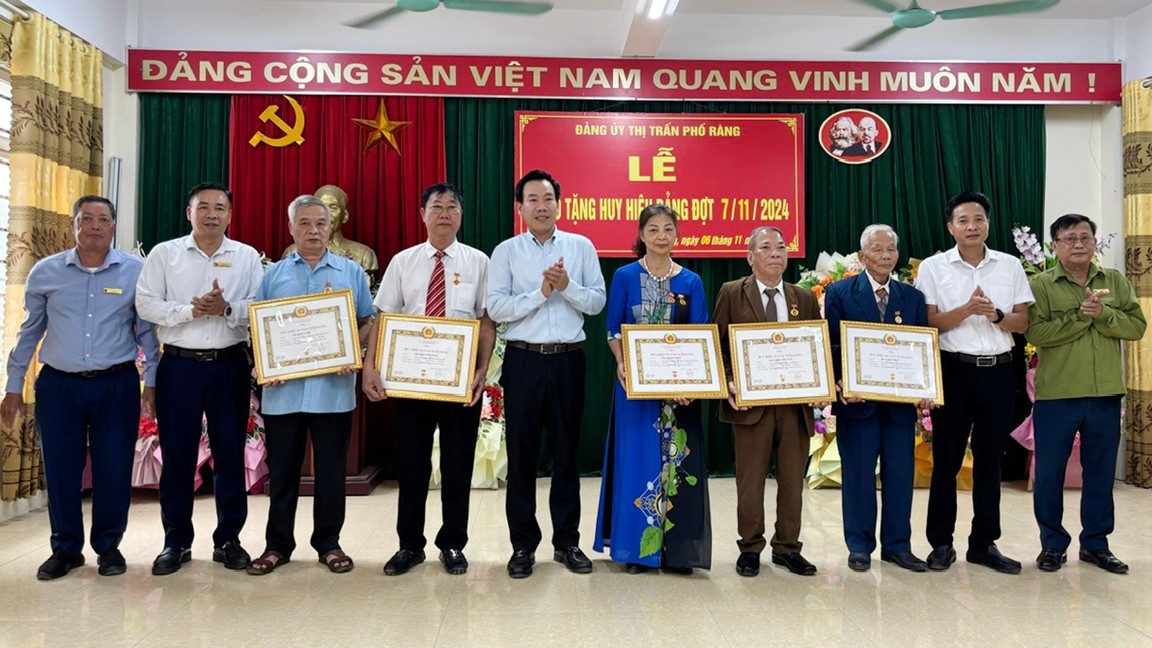 Đồng chí Dương Đức Huy, Ủy viên Ban Thường vụ, Trưởng Ban Tuyên giáo Tỉnh ủy trao Huy hiệu Đảng cho các đảng viên thuộc Đảng bộ thị trấn Phố Ràng, huyện Bảo Yên (ảnh: Thu Dịu). truong-ban-tuyen-giao-tinh-uy-duong-duc-huy-trao-huy-hieu-dang-cho-cac-dang-vien.jpg