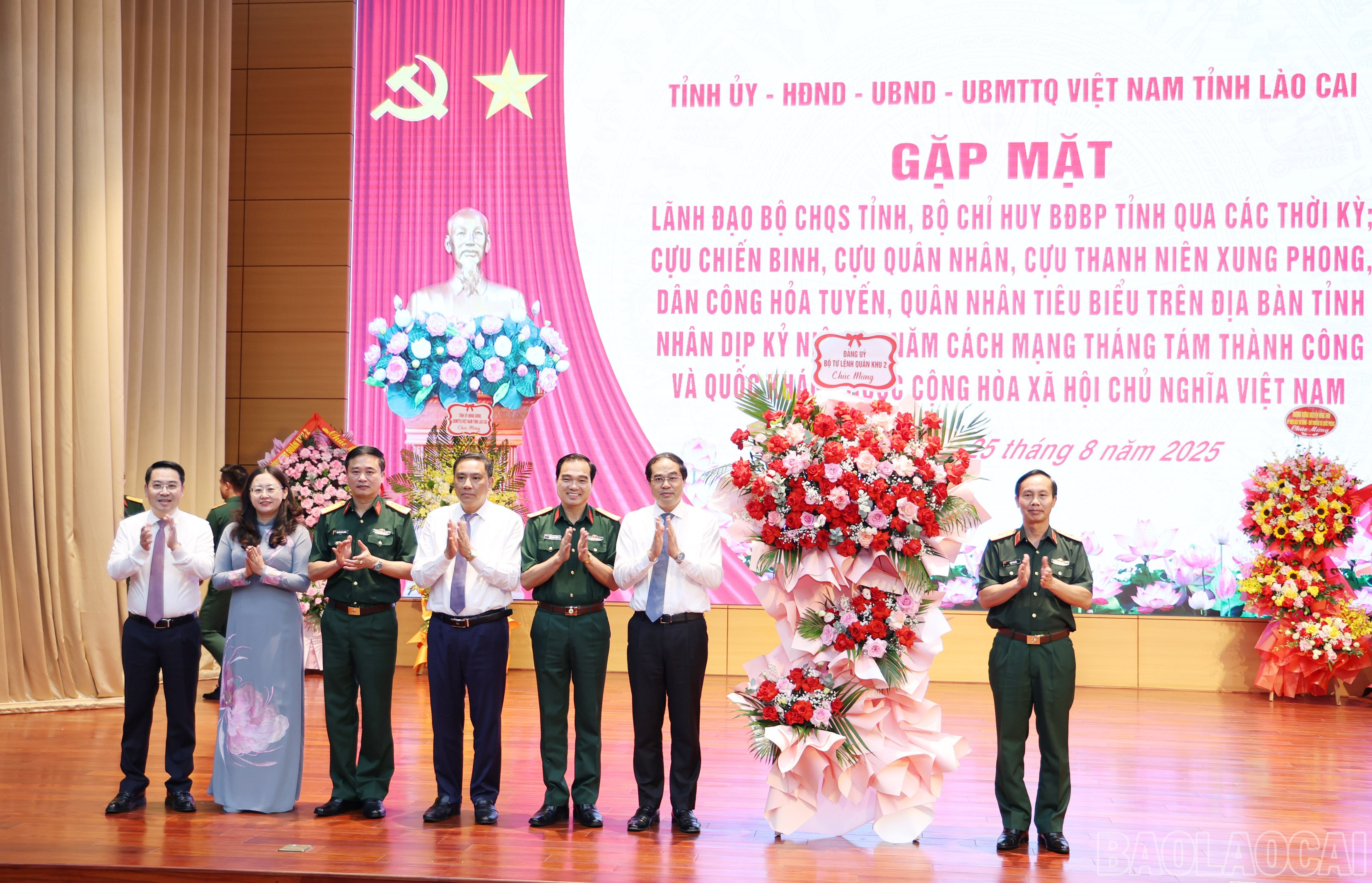 Thiếu tướng Trần Văn Bắc, Tư lệnh Quân khu 2 tặng hoa chúc mừng tỉnh Lào Cai và lực lượng vũ trang tỉnh. baolaocai-br_img-9953.jpg