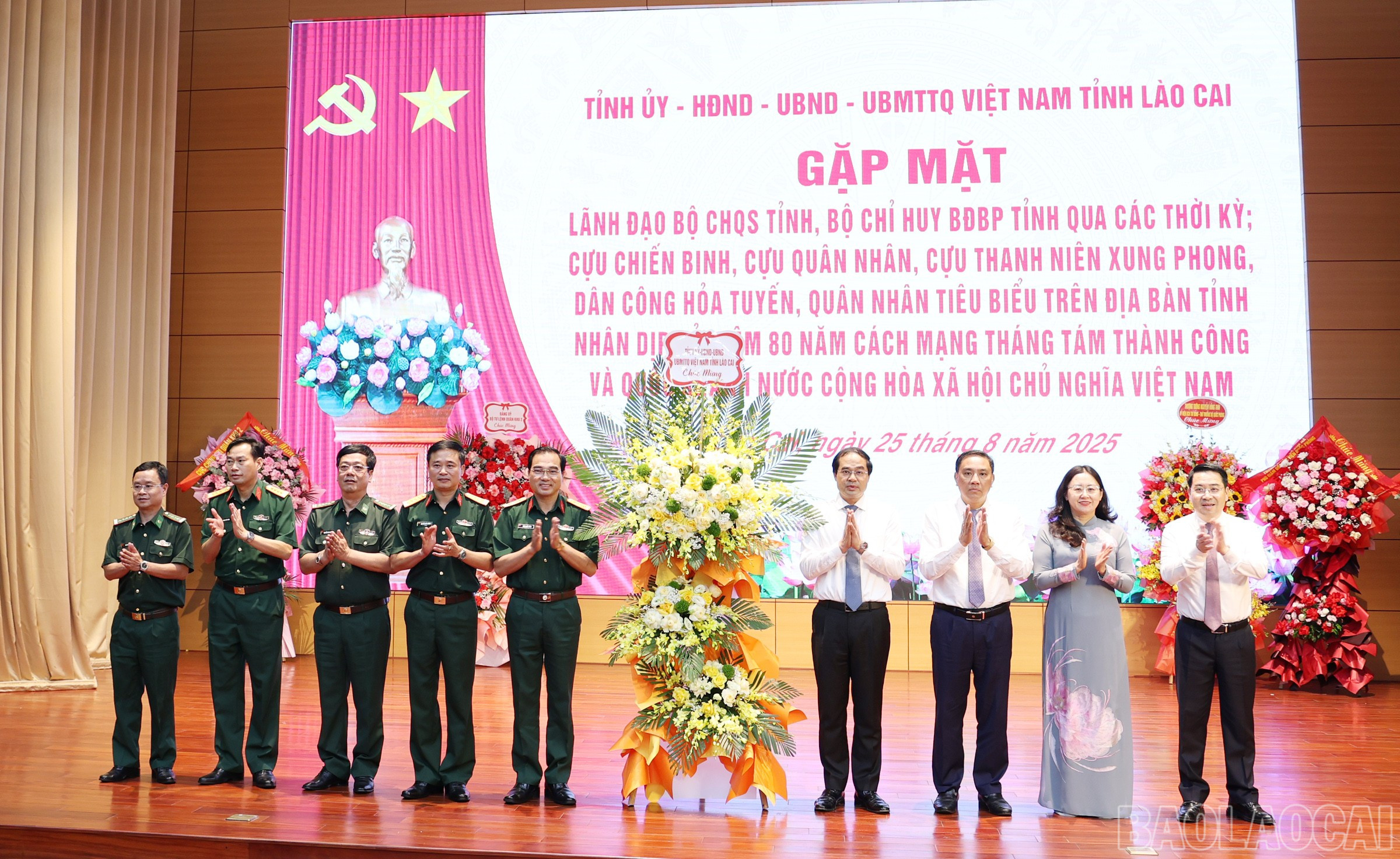 Các đồng chí Thường trực Tỉnh ủy tặng hoa chúc mừng Bộ Chỉ huy Quân sự tỉnh. baolaocai-br_img-9984.jpg