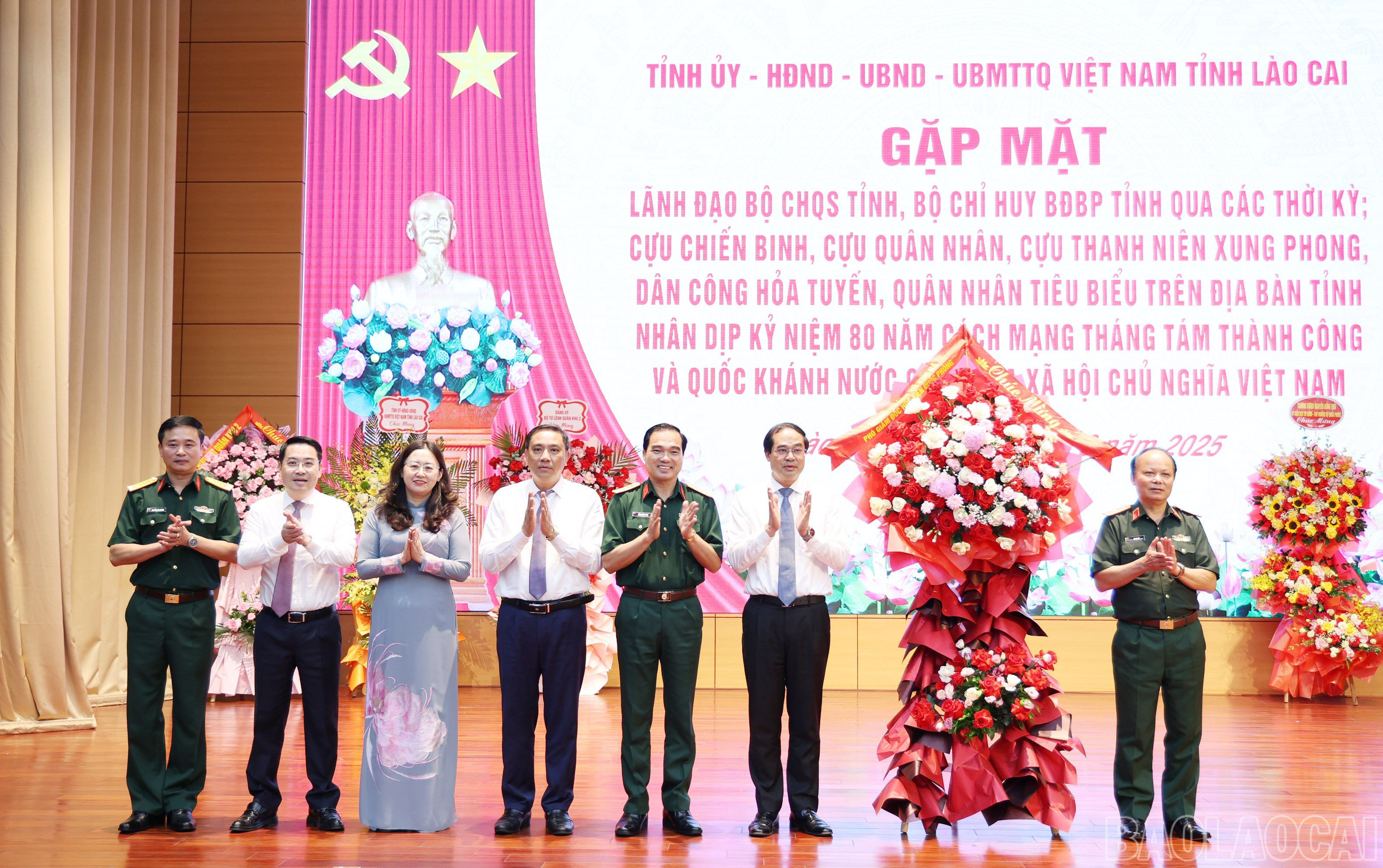 Lãnh đạo đại diện Học viện Quốc phòng tặng hoa chúc mừng tỉnh Lào Cai và lực lượng vũ trang tỉnh. baolaocai-br_img-9991.jpg