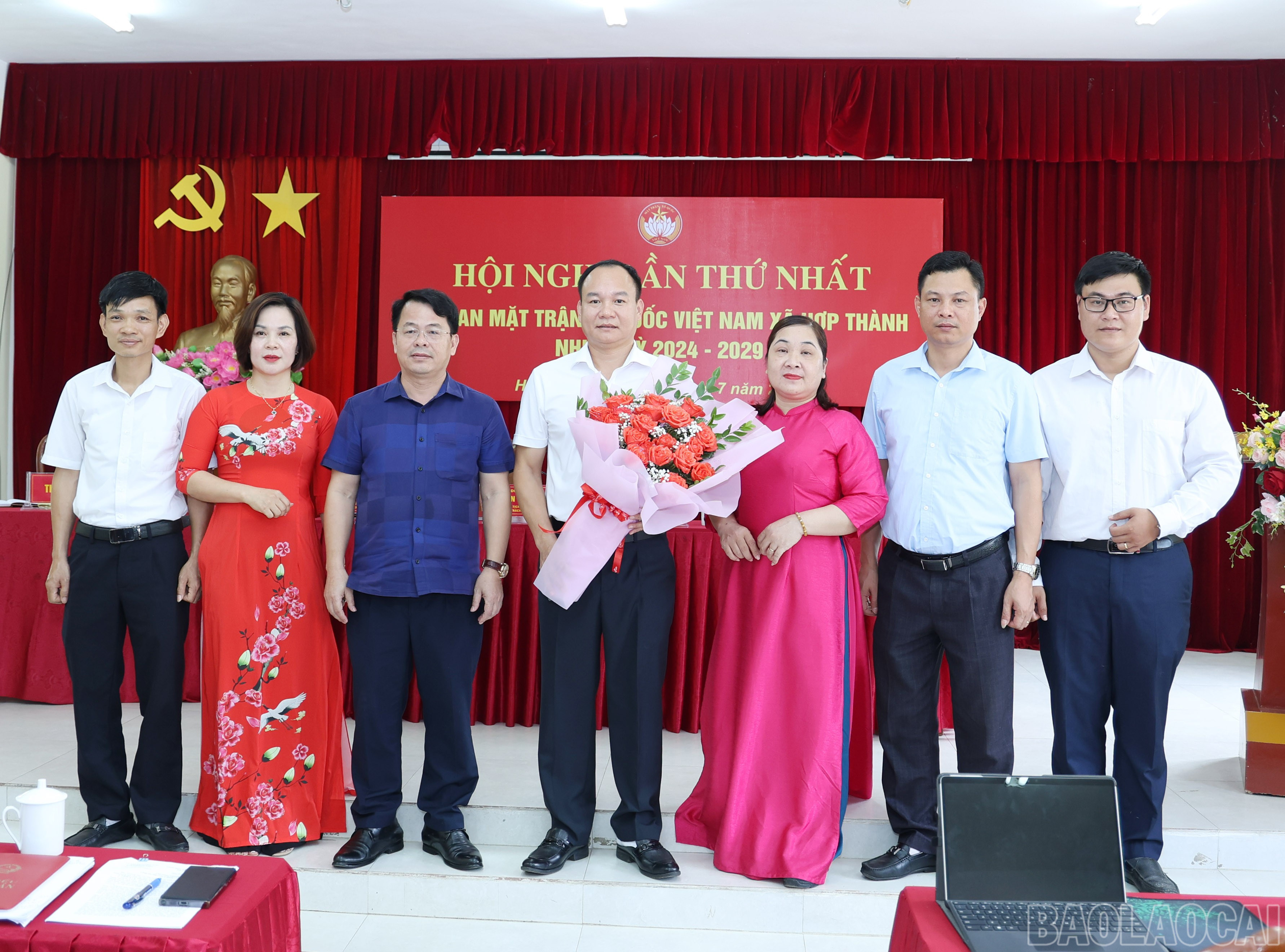 Thường trực Đảng ủy xã tặng hoa chúc mừng Ủy ban MTTQ xã được thành lập và chúc mừng các ông, bà ủy viên Ban Thường trực Ủy ban MTTQ xã Hợp Thành. baolaocai-br_6597.jpg