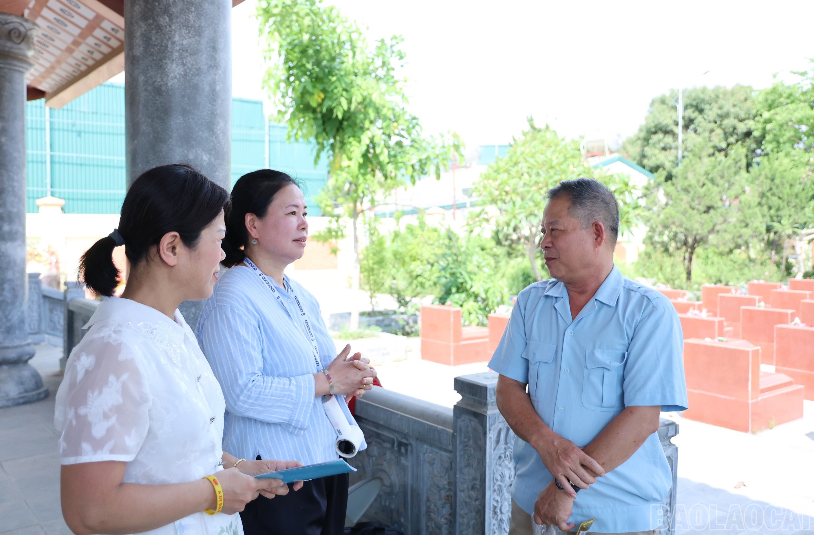 Đồng chí Lưu Thị Nụ, Phó Tổng biên tập Báo Lào Cai trò chuyện, thăm hỏi thân nhân gia đình Nhà văn, Nhà báo, Liệt sĩ Bùi Nguyên Khiết. baolaocai-br_5949.jpg