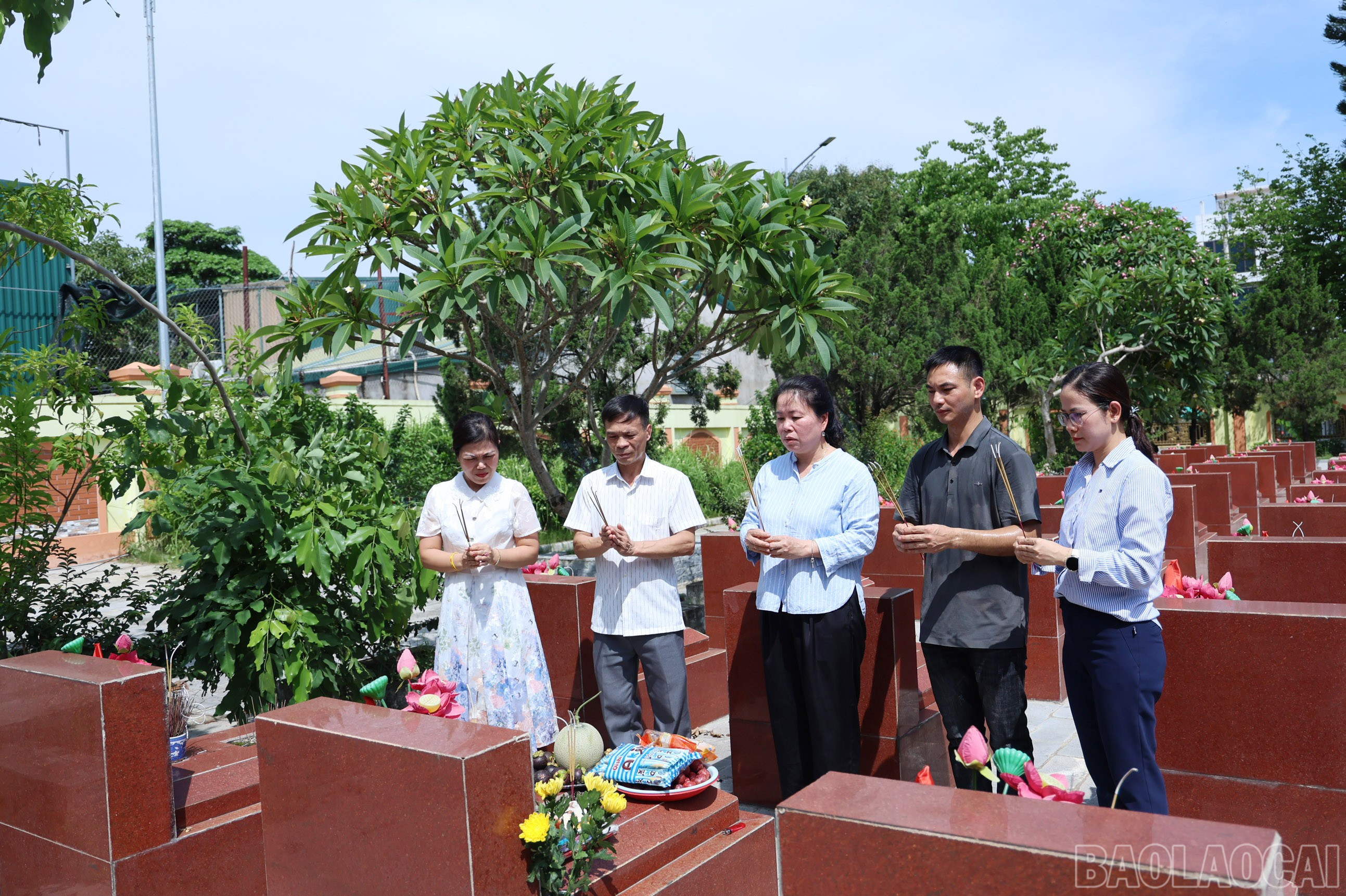Đoàn công tác Báo Lào Cai cùng thân nhân Nhà văn, Nhà báo, Liệt sĩ Bùi Nguyên Khiết thắp hương tưởng nhớ ông. baolaocai-br_5841.jpg