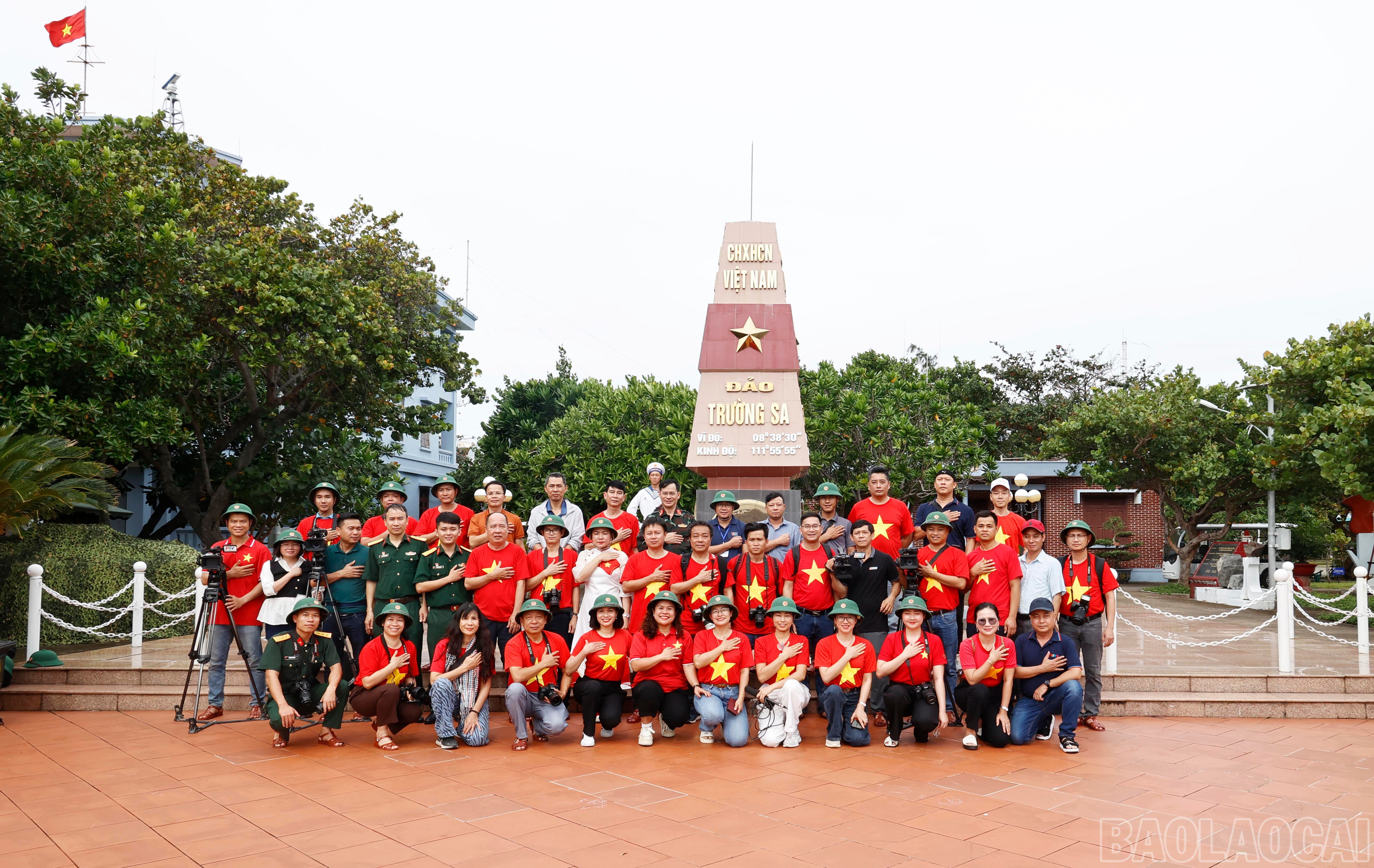 Những chiếc áo cờ đỏ sao vàng luôn là một phần không thể thiếu trong hành trang ra thăm Quần đảo Trường Sa của mỗi người con đất Việt. baolaocai-br_7595.jpg