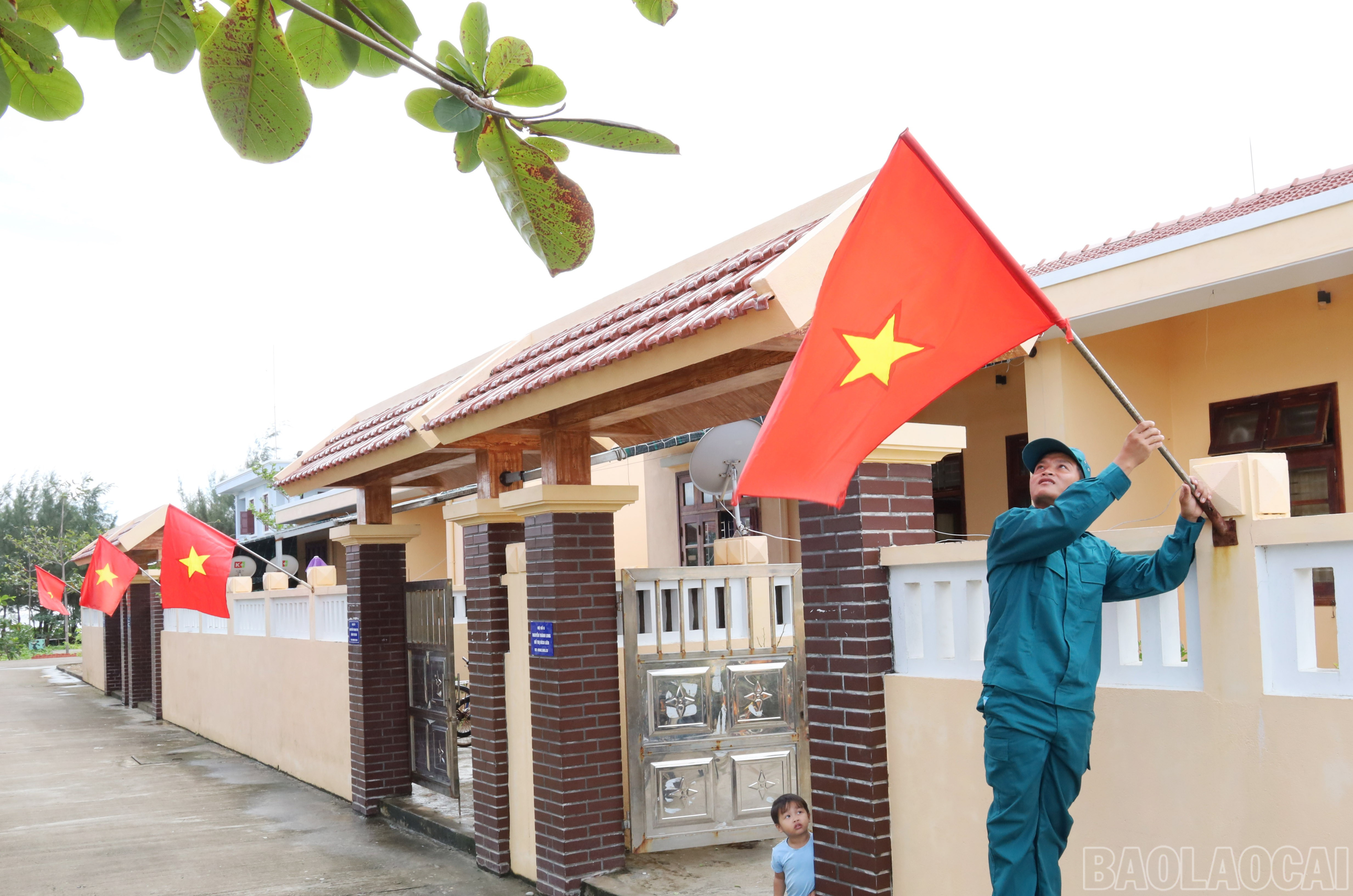 Người dân trên Quần đảo Trường Sa treo cờ Tổ quốc trước nhà. baolaocai-br_9995.jpg
