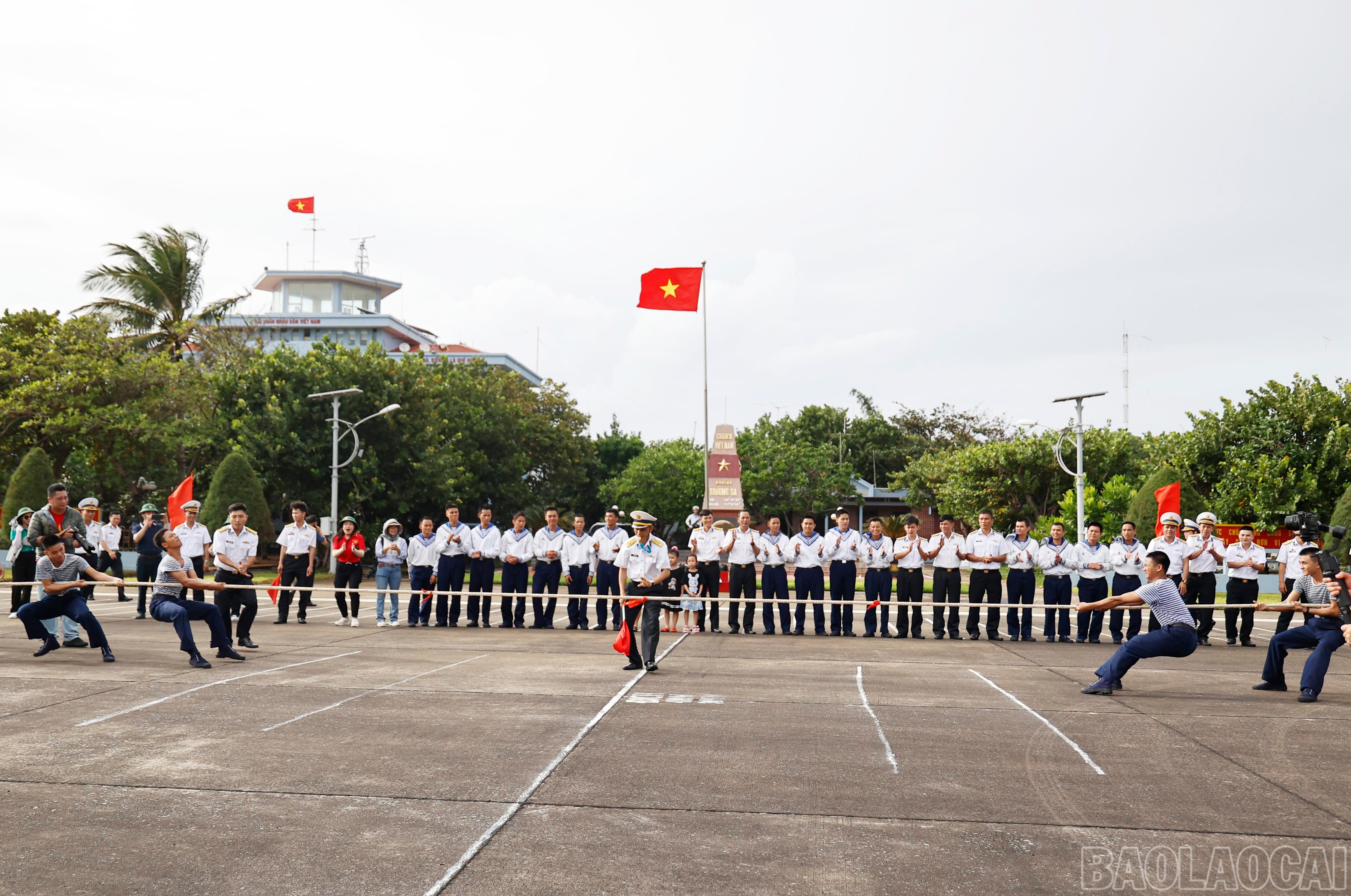 Cờ Tổ quốc trên Quần đảo Trường Sa là lời khẳng định đanh thép về chủ quyền biển đảo thiêng liêng của Việt Nam. baolaocai-br_7982.jpg