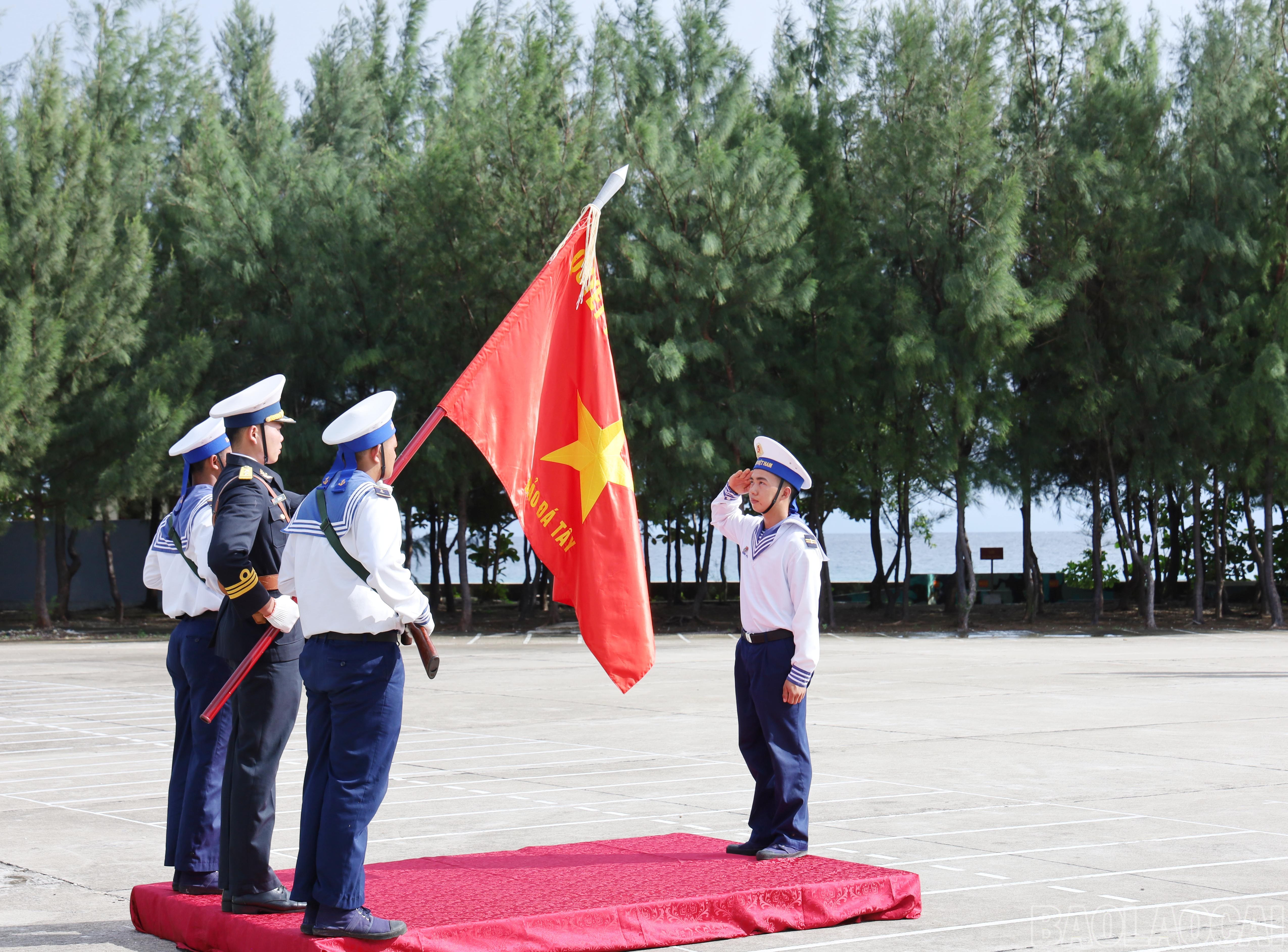 Chiến sĩ trẻ được tuyên dương thực hiện nghi thức chào lá cờ Quyết thắng. baolaocai-br_8152.jpg