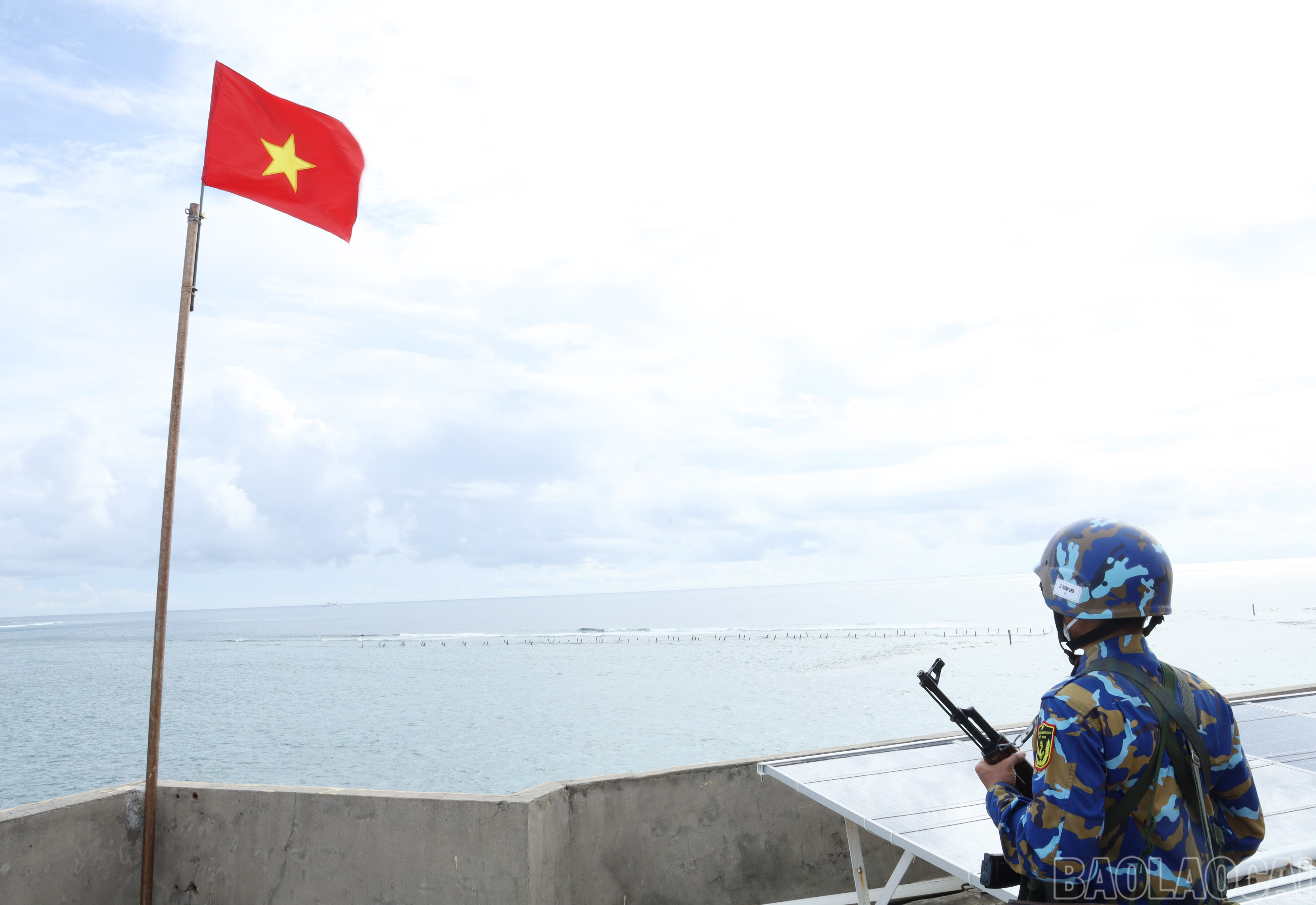 Ở bất cứ đảo nào và thời điểm nào trên Quần đảo Trường Sa, lá cờ Tổ quốc đều kiêu hãnh tung bay trong gió. baolaocai-br_9654.jpg