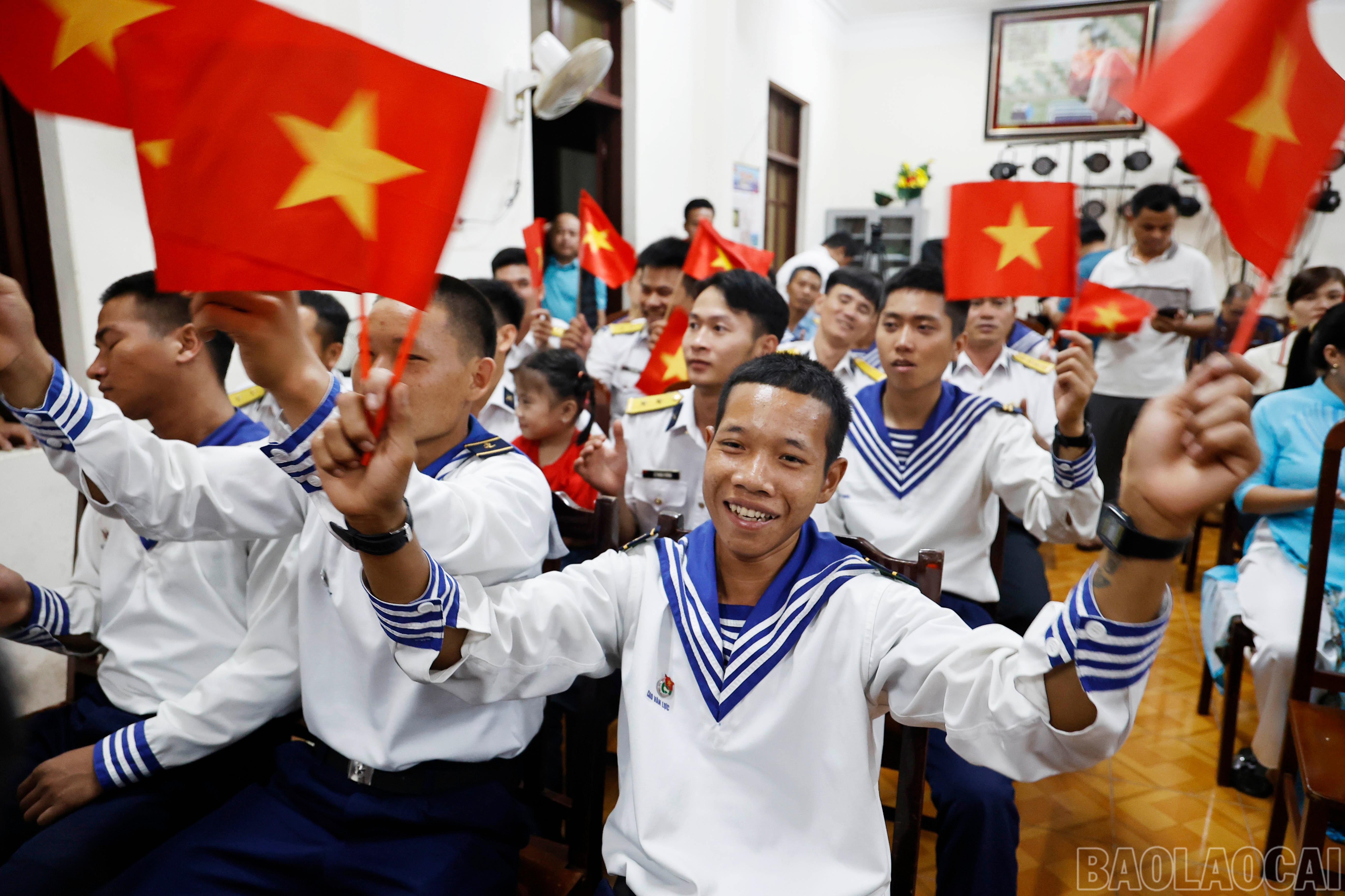 Hình ảnh cờ Tổ quốc hiện diện thân thuộc trong các hoạt động của cán bộ, chiến sĩ và người dân trên Quần đảo Trường Sa. baolaocai-br_8698.jpg