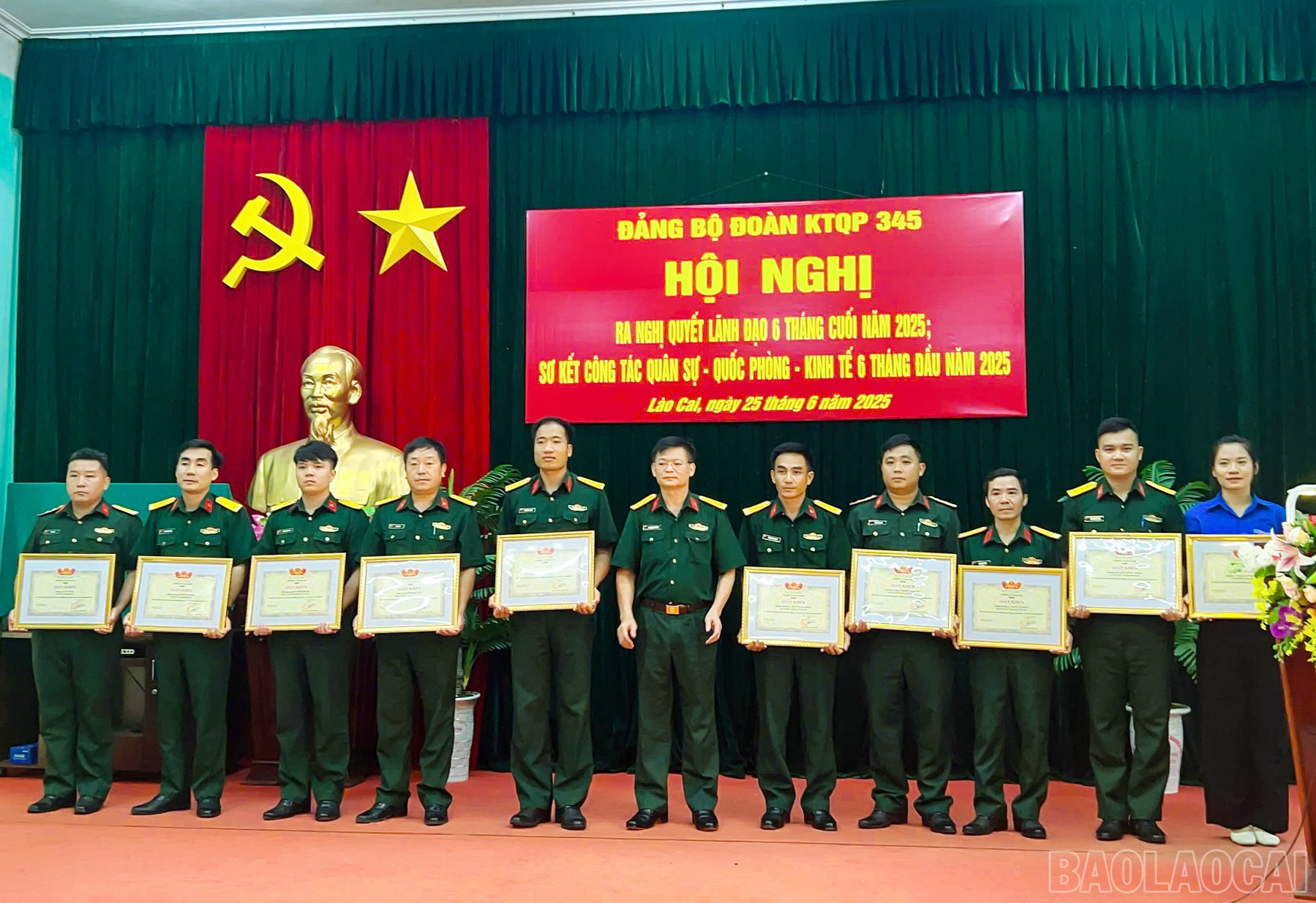 Khen thưởng 10 cá nhân có thành tích xuất sắc. baolaocai-br_4.jpg