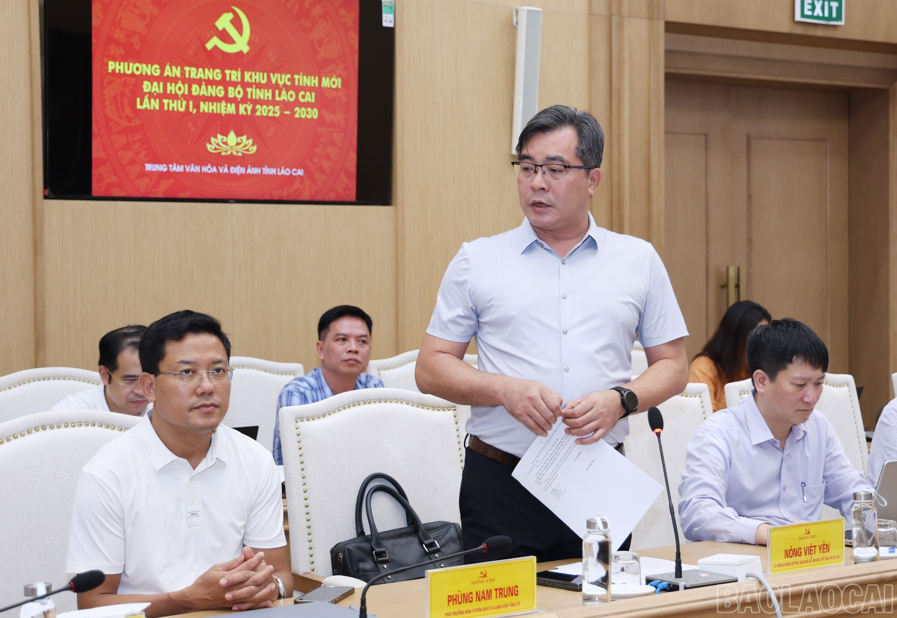 Giám đốc Sở Văn hóa, Thể thao và Du lịch trình bày các phương án trang trí, khánh tiết. baolaocai-br_img-0649.jpg
