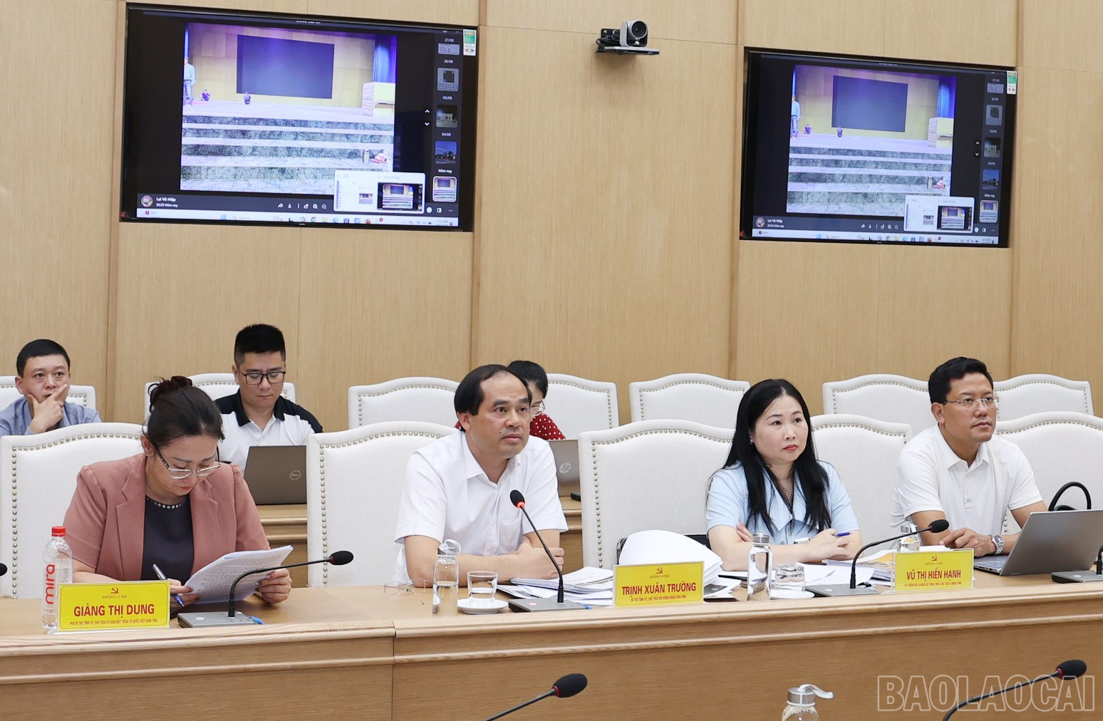 Đồng chí Trịnh Xuân Trường - Bí thư Tỉnh ủy, Chủ tịch HĐND tỉnh phát biểu cho ý kiến về các phương án trang trí, khánh tiết. baolaocai-br_img-0674.jpg