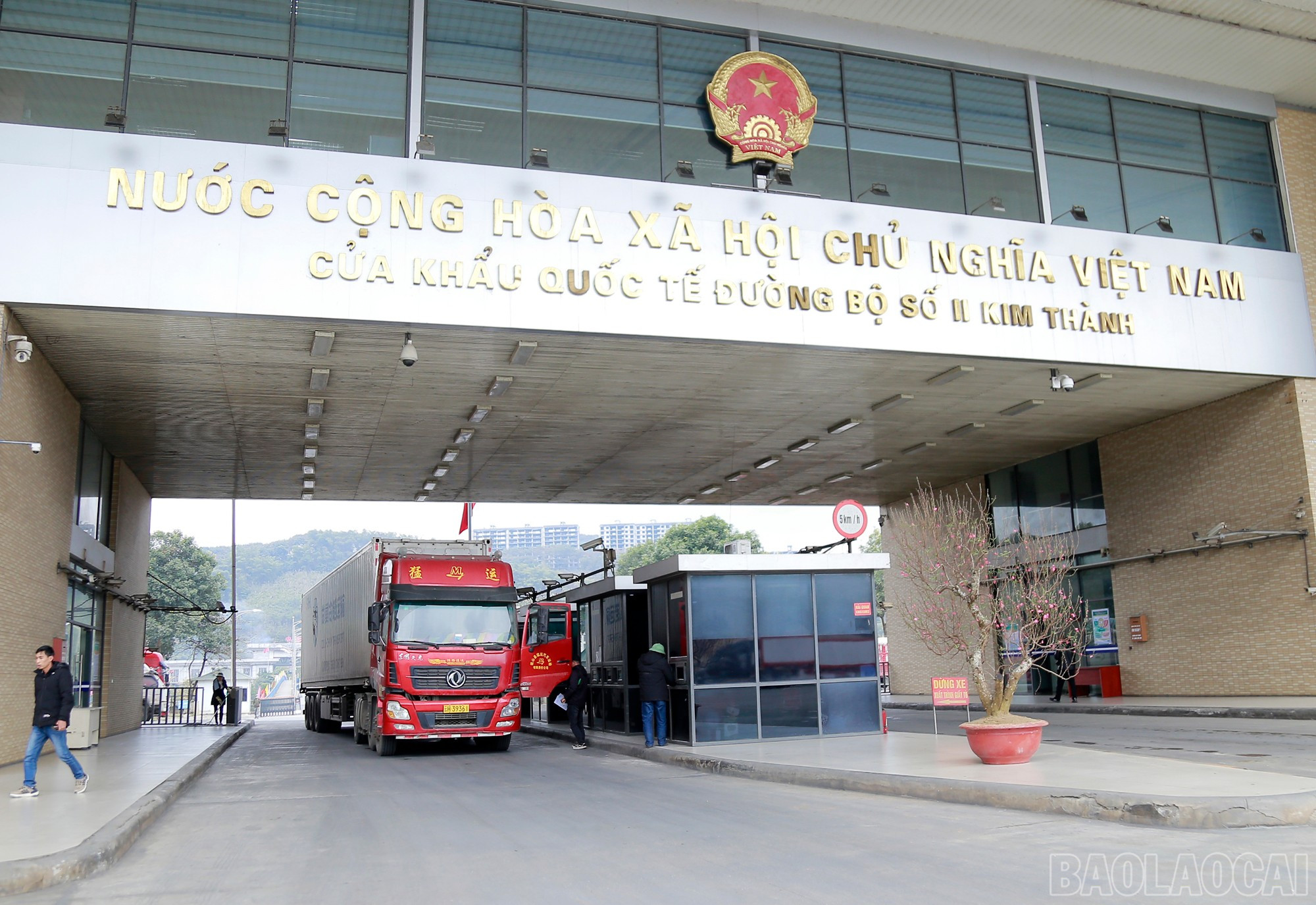 ខ្សែរថភ្លើងខ្នាតស្តង់ដារនេះនឹងរួមបញ្ចូលជាមួយប្រព័ន្ធផ្លូវដែករបស់ប្រទេសចិន ដោយបង្កើនសមត្ថភាពដឹកជញ្ជូនទំនិញអន្តរម៉ូឌុលអន្តរជាតិ កាត់បន្ថយថ្លៃដើមសម្រាប់អាជីវកម្ម ហើយដូច្នេះអាចទាញយកអត្ថប្រយោជន៍ពីការឆ្លងកាត់ព្រំដែនកាន់តែមានប្រសិទ្ធភាព។ baolaocai-br_8194.jpg