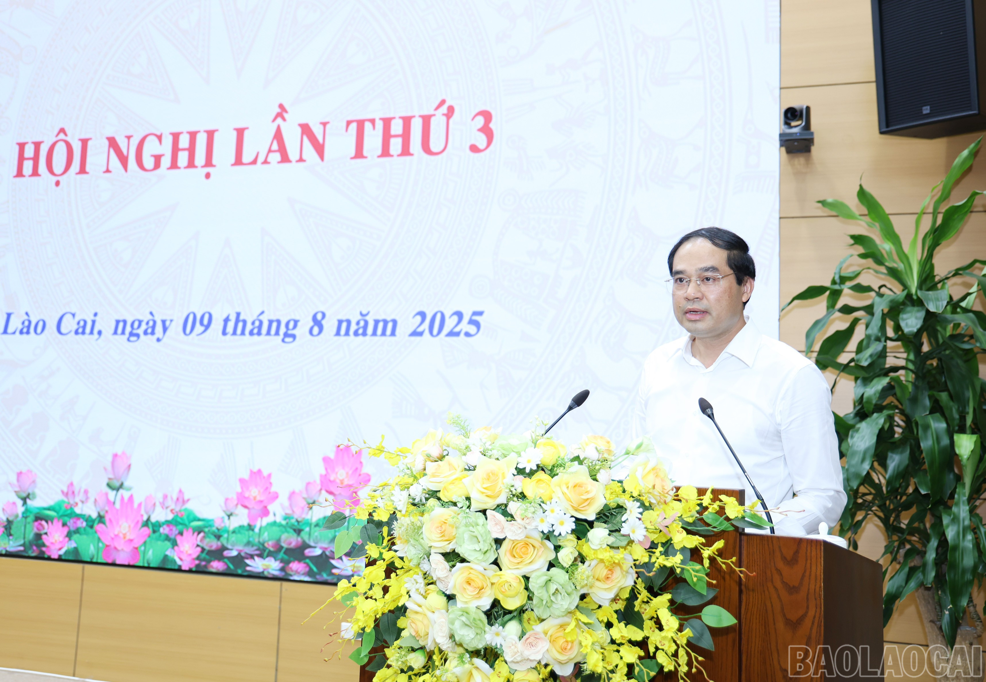 Đồng chí Trịnh Xuân Trường, Bí thư Tỉnh ủy, Chủ tịch HĐND tỉnh phát biểu kết luận hội nghị. baolaocai-br_img-8777.jpg