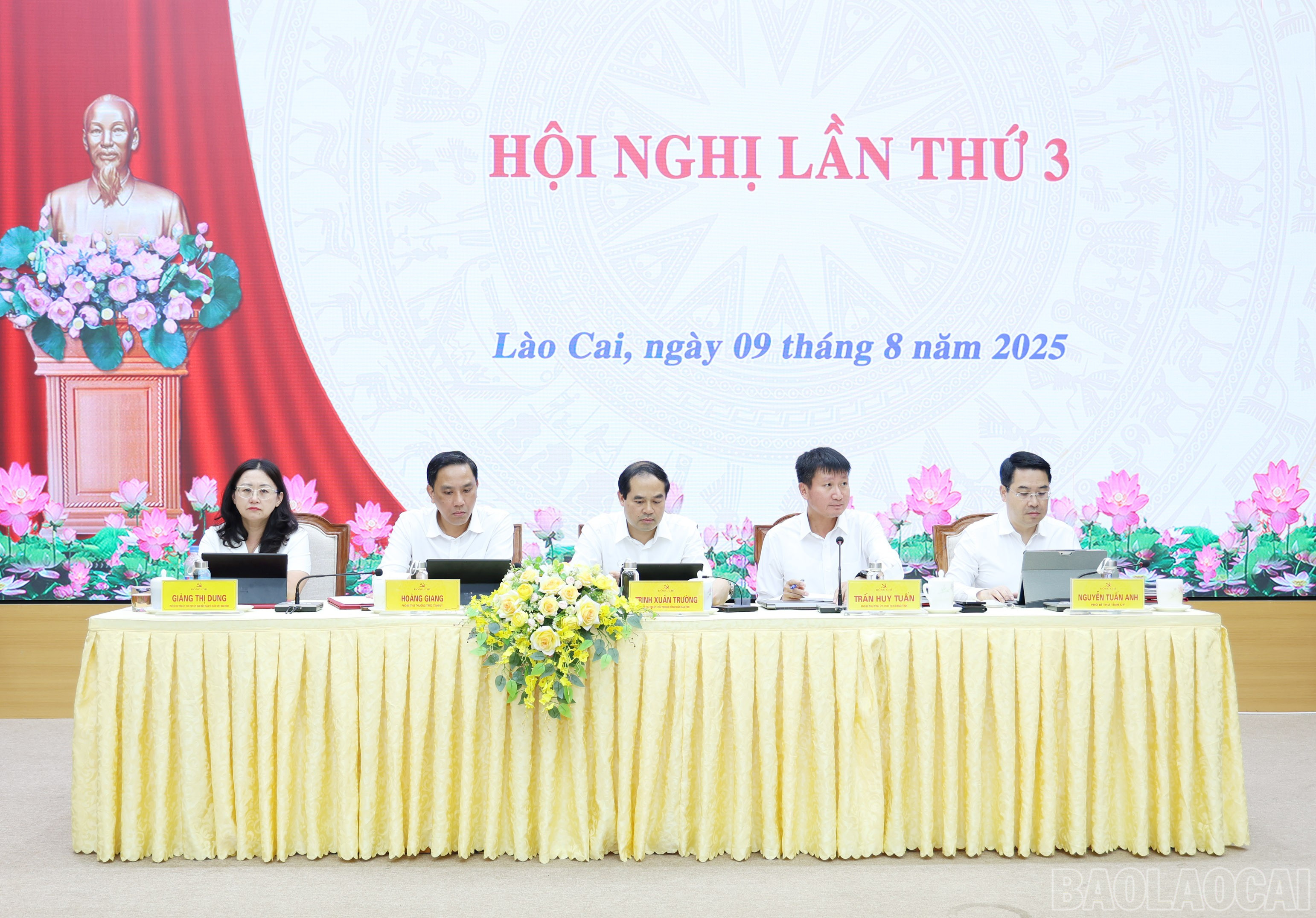 Các đồng chí chủ trì hội nghị. baolaocai-br_img-8666.jpg