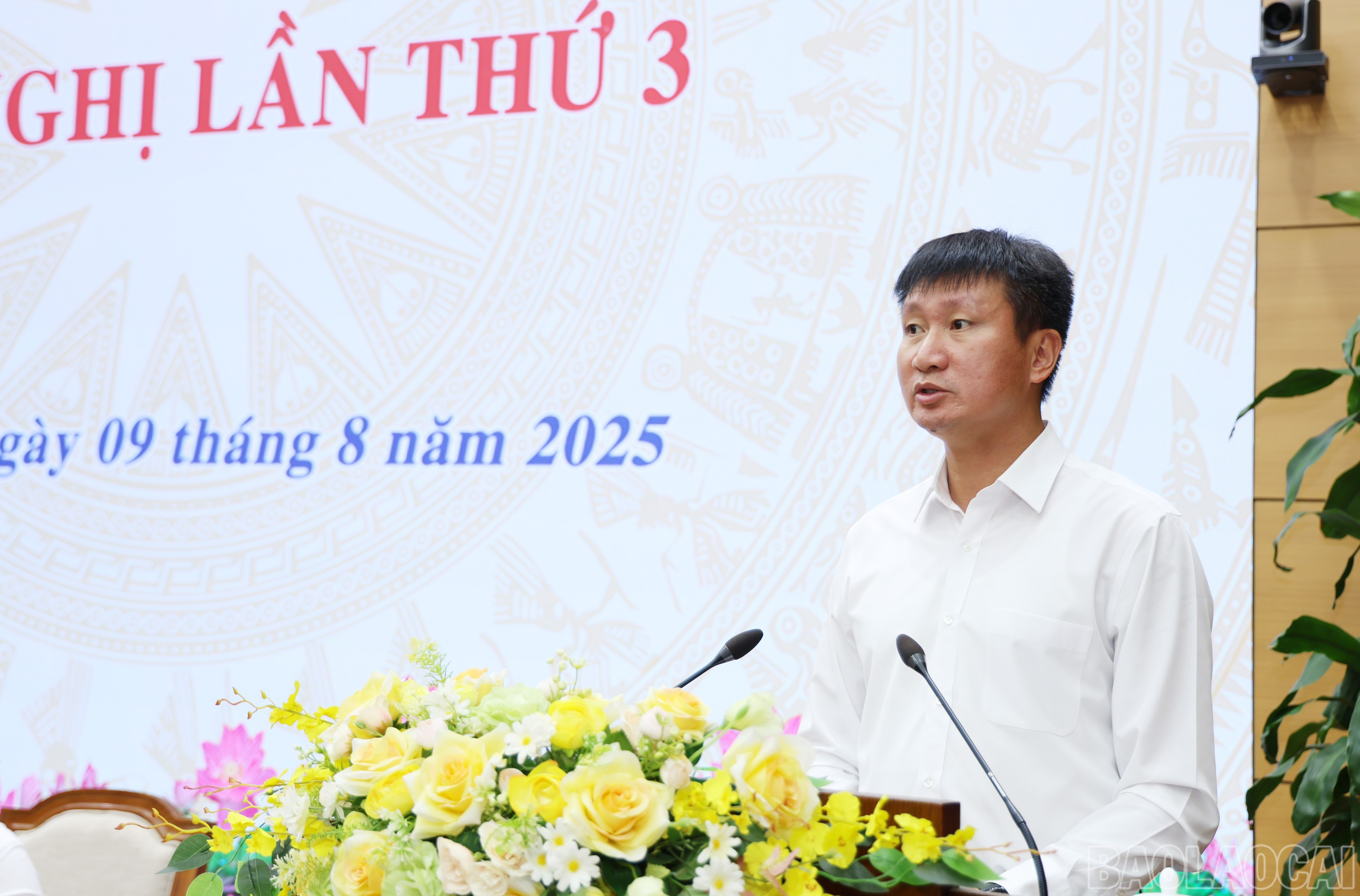 Đồng chí Trần Huy Tuấn, Phó Bí thư Tỉnh ủy, Chủ tịch UBND tỉnh phát biểu tại hội nghị. baolaocai-br_img-8656.jpg
