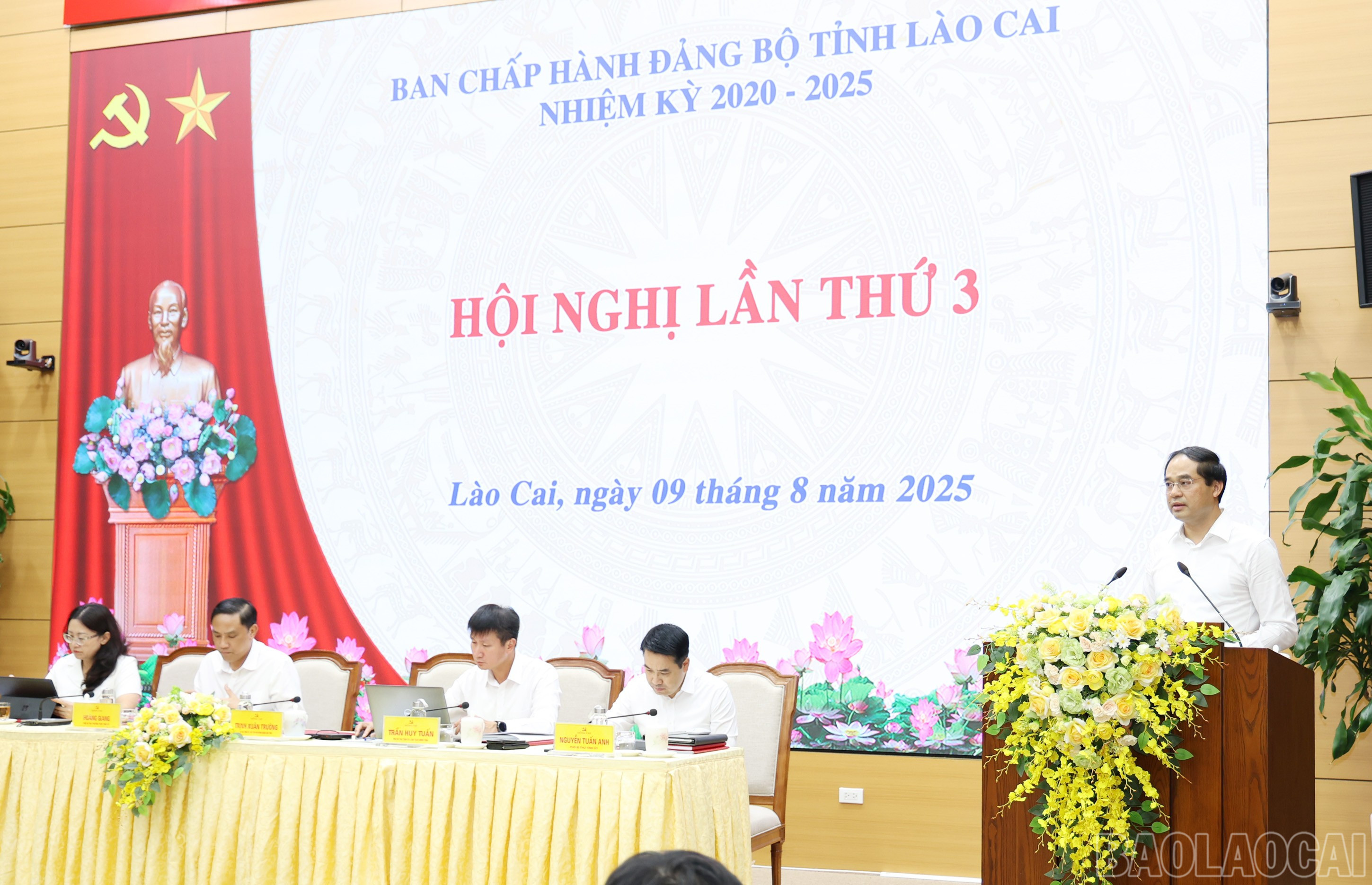 Đồng chí Trịnh Xuân Trường, Bí thư Tỉnh ủy, Chủ tịch HĐND tỉnh phát biểu khai mạc hội nghị. baolaocai-br_img-8620.jpg