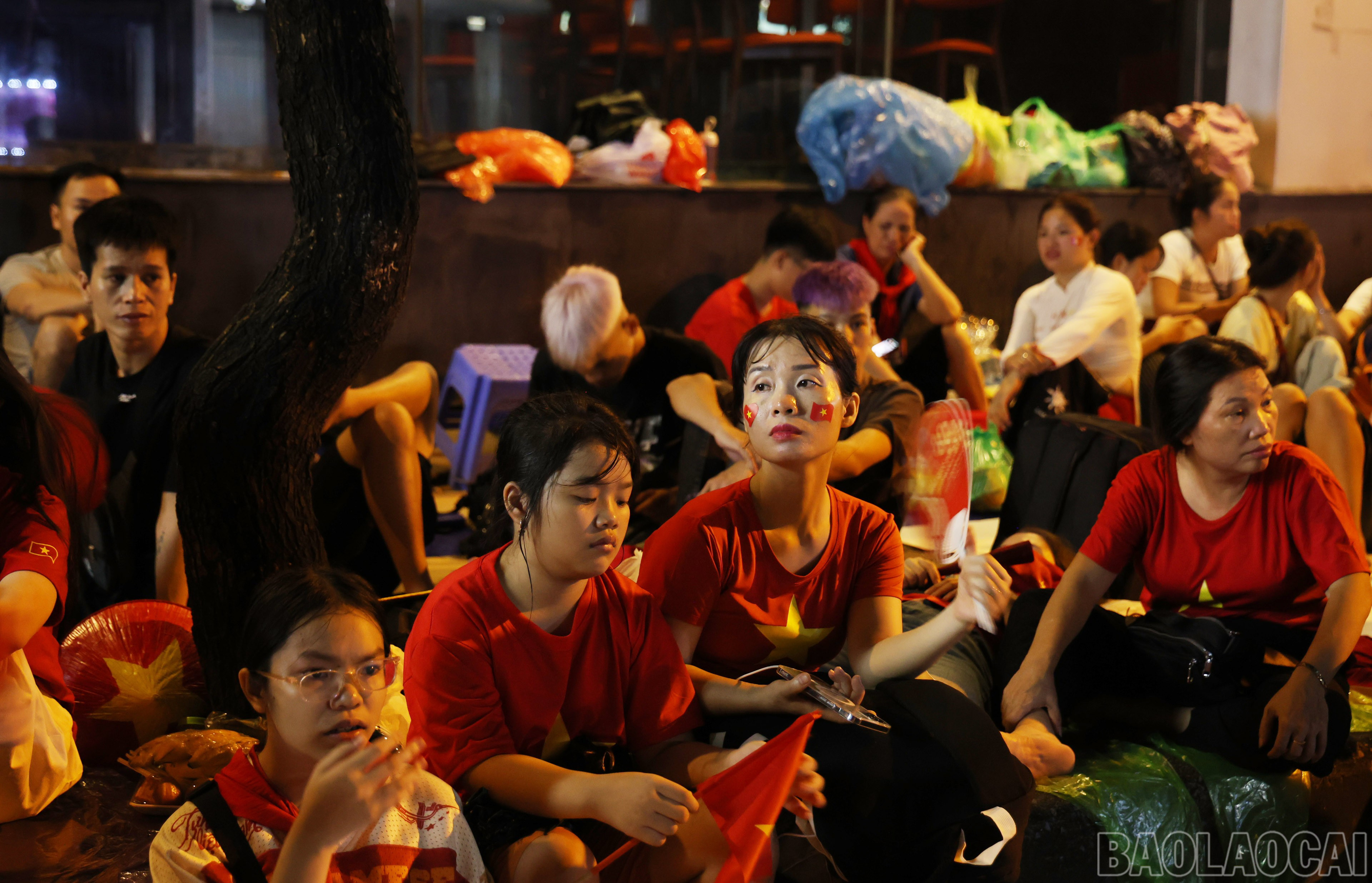 Nhiều người ngồi ngoài vỉa hè cả đêm để có chỗ theo dõi buổi lễ diễu hành, diễu binh kỷ niệm 80 năm Cách mạng Tháng Tám thành công và Quốc khánh 2/9. baolaocai-br_img-0060.jpg