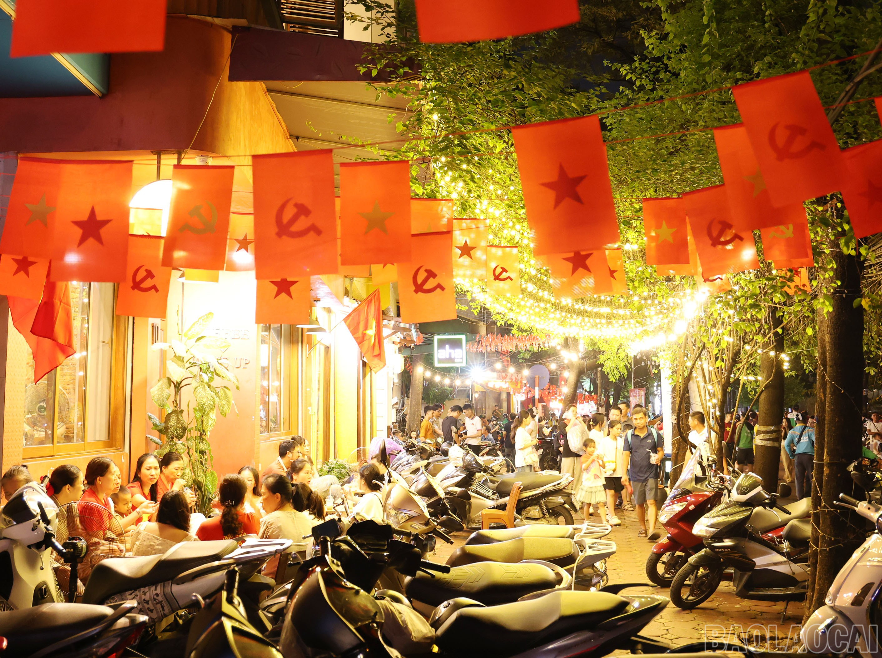Những con phố Hà Nội có một đêm không ngủ trước lễ kỷ niệm. baolaocai-br_img-0089.jpg
