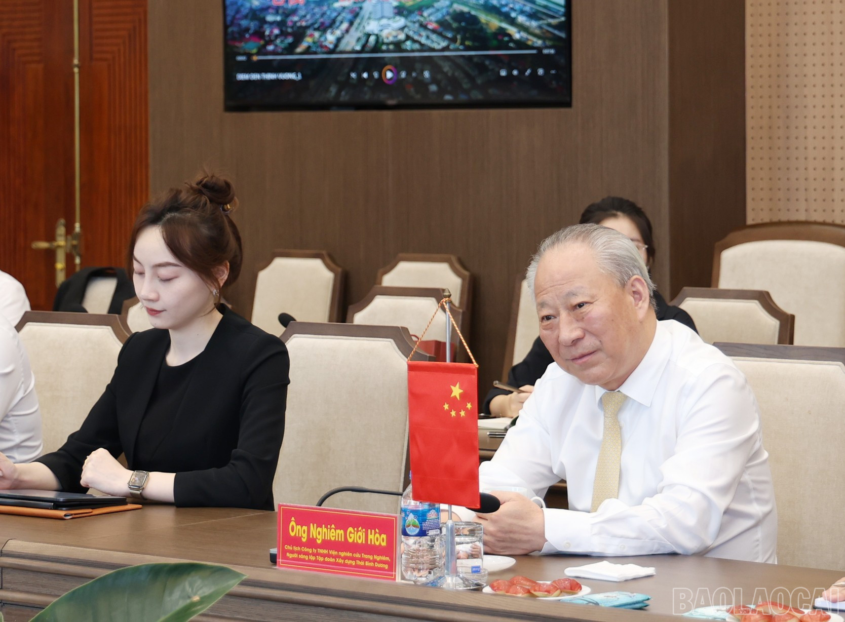 Ông Nghiêm Giới Hòa - Chủ tịch Công ty TNHH Viện nghiên cứu Trang Nghiêm (Trung Quốc) phát biểu, trao đổi thông tin với lãnh đạo tỉnh Lào Cai tại lễ ký kết. baolaocai-br_img-1282.jpg