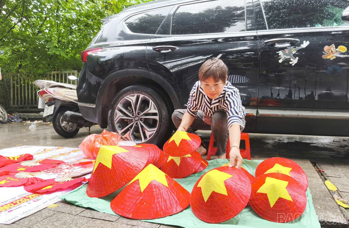 Hình cờ Tổ quốc với sao vàng 5 cánh trang trí trên những chiếc nón đội đầu. baolaocai-br_5.jpg