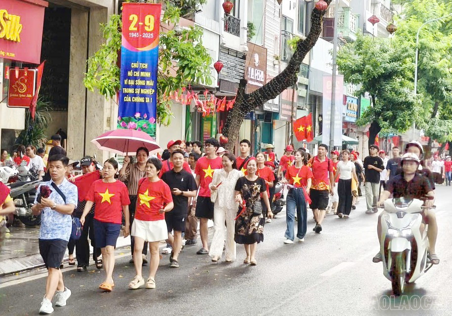 Những đoàn người trong trang phục trang trí hình cờ Tổ quốc nối dài trên các dãy phố Hà Nội. baolaocai-br_4.jpg