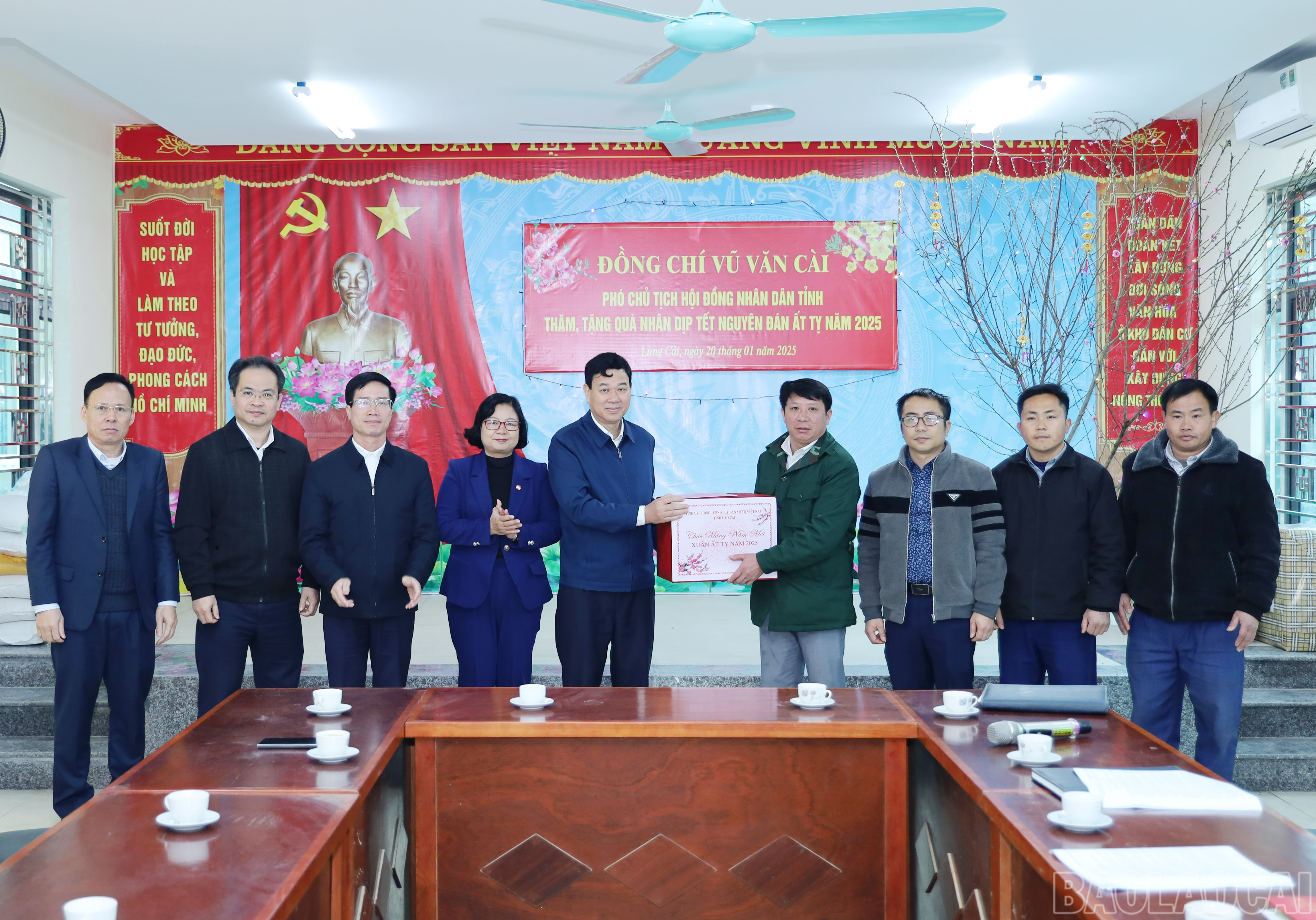 Tặng quà Đảng ủy - HĐND - UBND xã Lùng Cải. baolaocai-br_8840.jpg