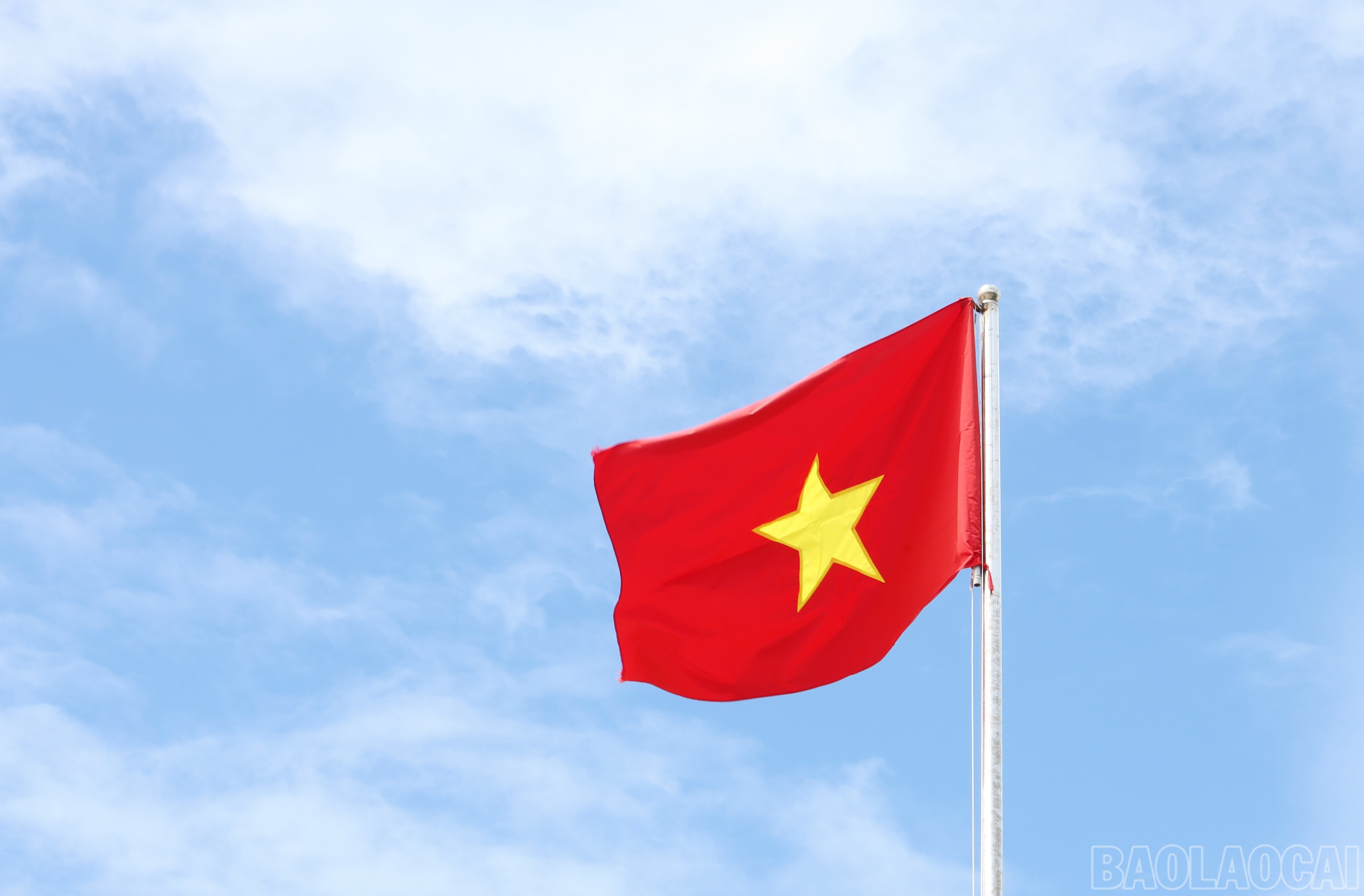 Giữa trùng khơi, lời bài hát trầm hùng hòa cùng tiếng sóng biển rì rào, nghe như tiếng từ ngàn xưa vọng lại. Trên cao, lá cờ Tổ quốc kiêu hãnh và tự hào! baolaocai-br_8028.jpg