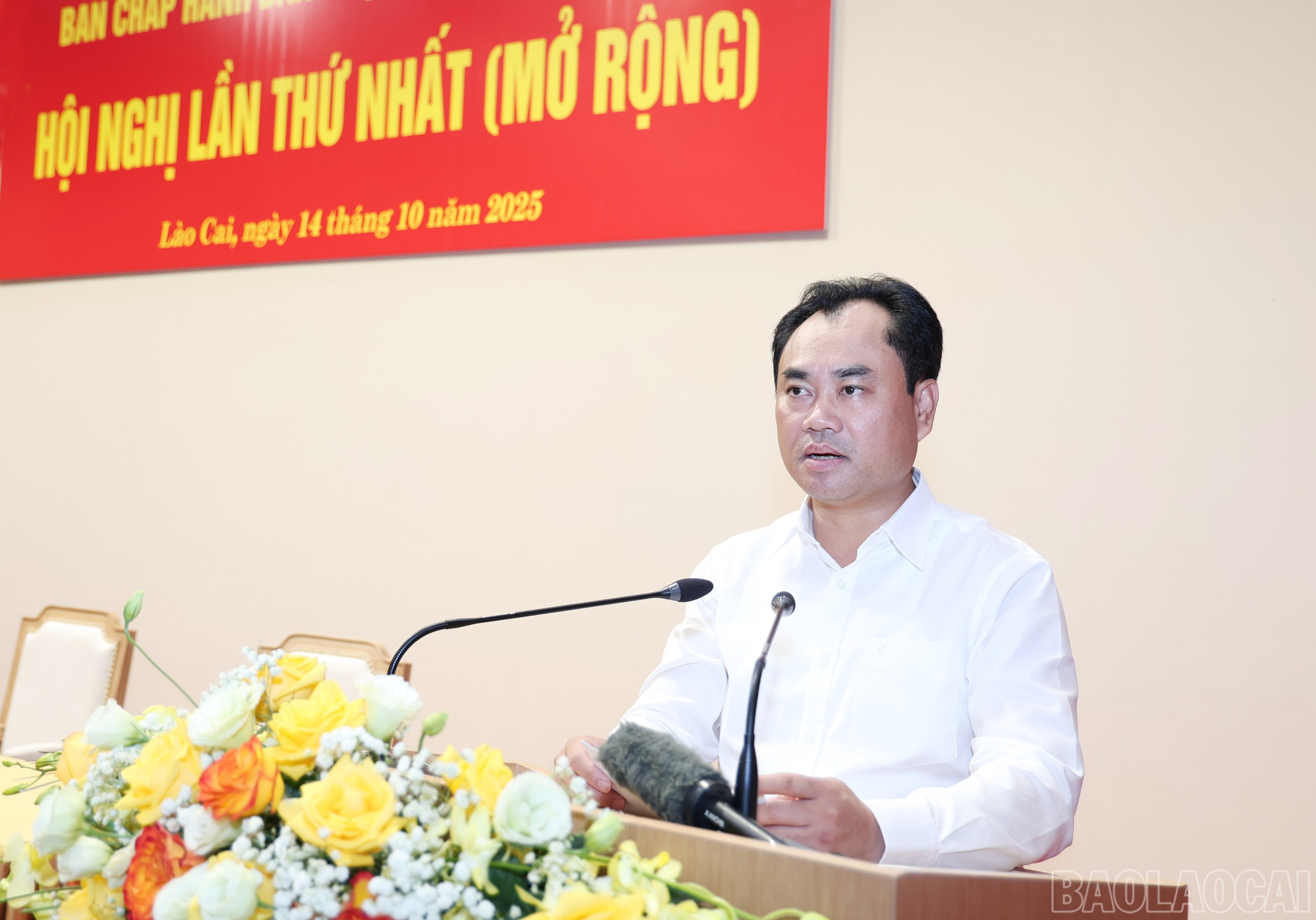 Đồng chí Trịnh Việt Hùng - Ủy viên dự khuyết Ban Chấp hành Trung ương Đảng, Bí thư Tỉnh ủy, Chủ tịch HĐND tỉnh phát biểu tại buổi gặp mặt. baolaocai-br_img-5175.jpg