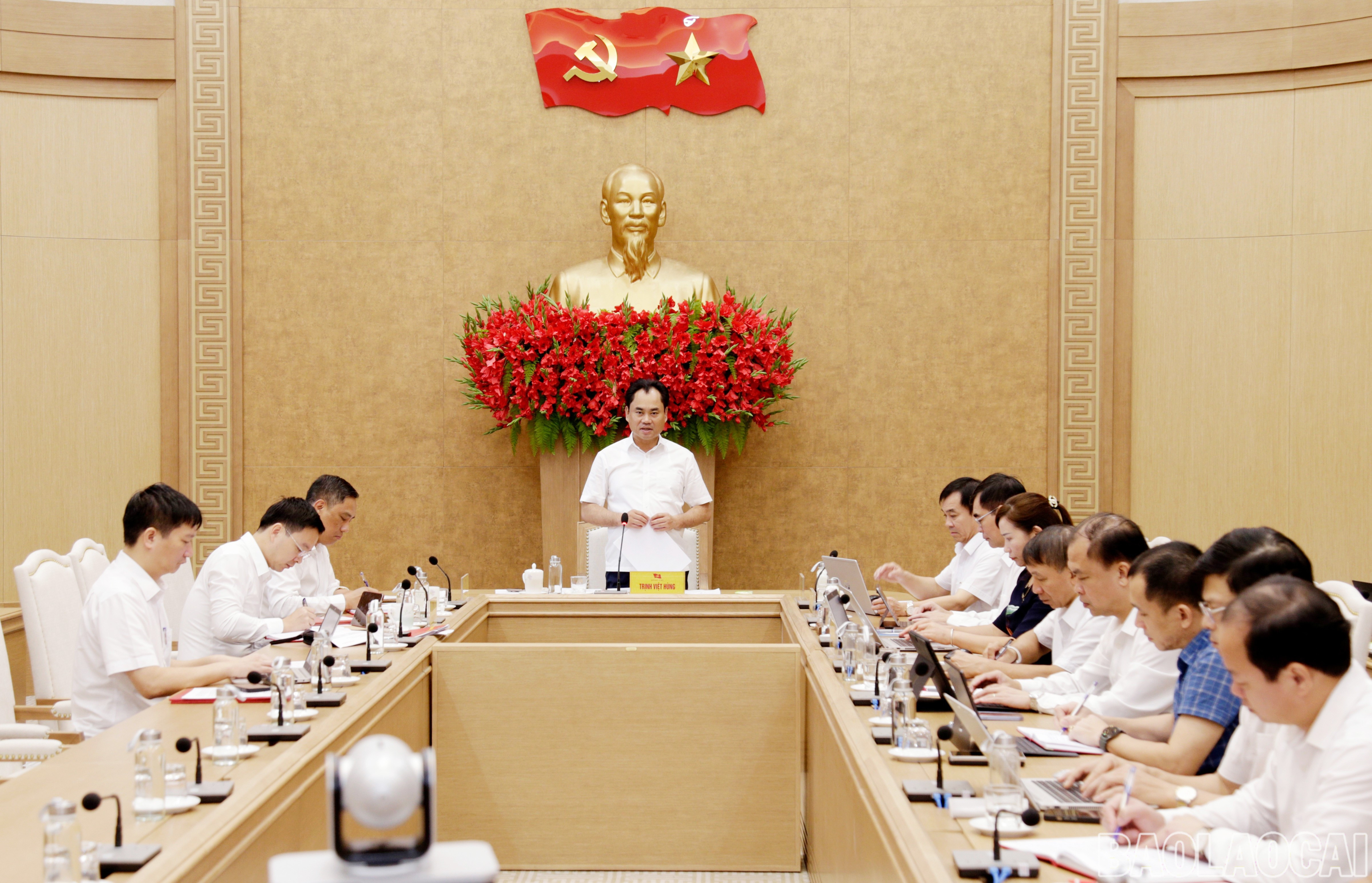 Đồng chí Trịnh Việt Hùng - Ủy viên dự khuyết Ban Chấp hành Trung ương Đảng, Bí thư Tỉnh ủy, Chủ tịch HĐND tỉnh phát biểu tại buổi làm việc với Ban Tổ chức Tỉnh ủy. baolaocai-br_6.jpg