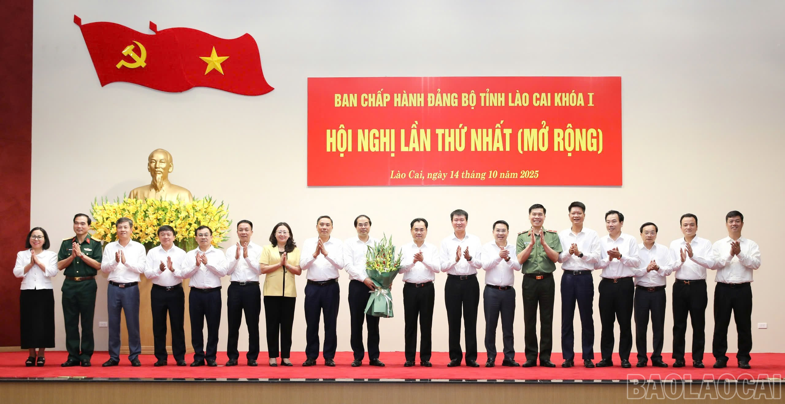 Các đồng chí Thường trực Tỉnh ủy, Ban Thường vụ Tỉnh ủy tặng hoa chúc mừng đồng chí Trịnh Xuân Trường. baolaocai-br_123.jpg