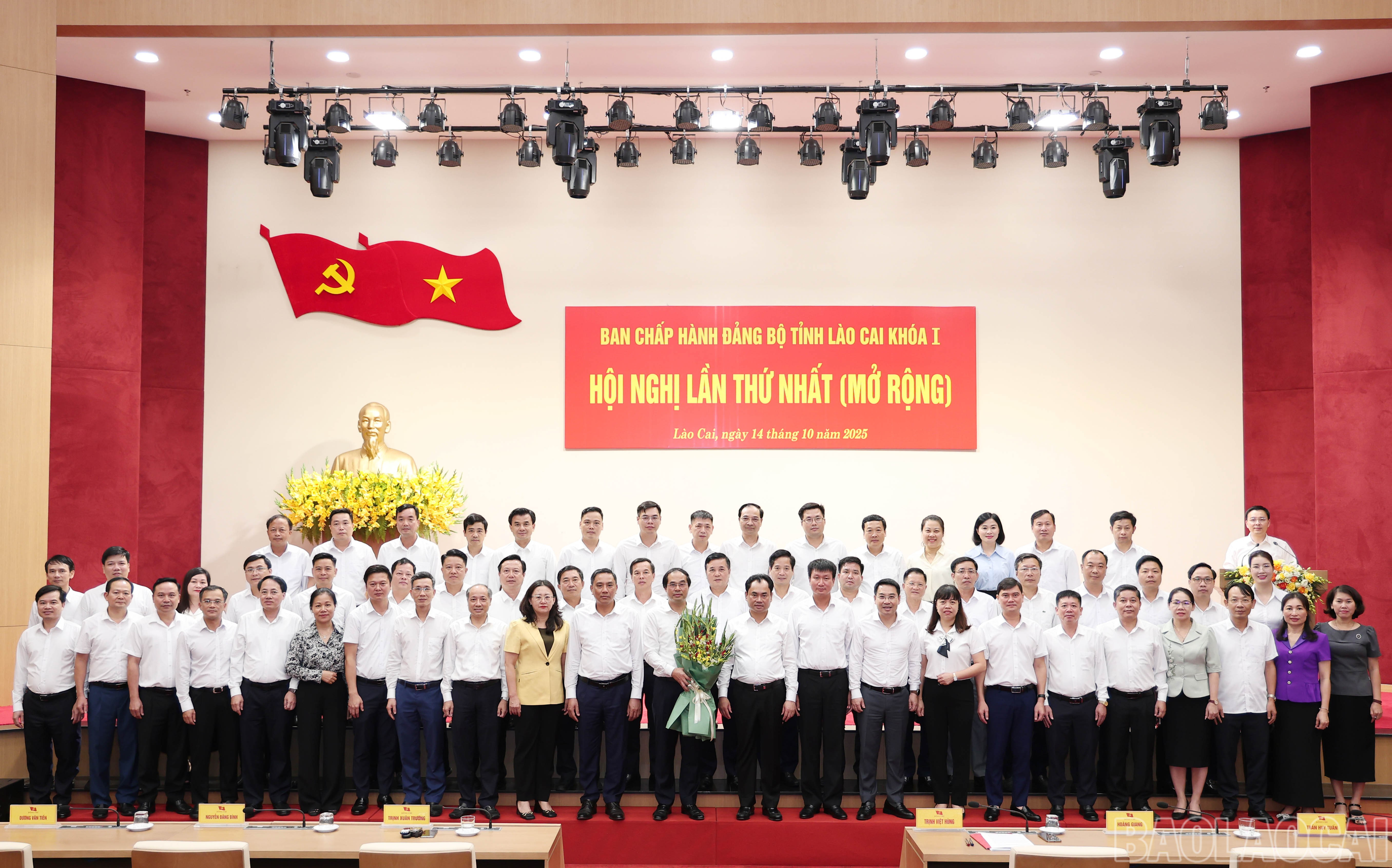 Các đại biểu tặng hoa, chúc mừng và chụp ảnh lưu niệm với đồng chí Trịnh Xuân Trường. baolaocai-br_img5282.jpg