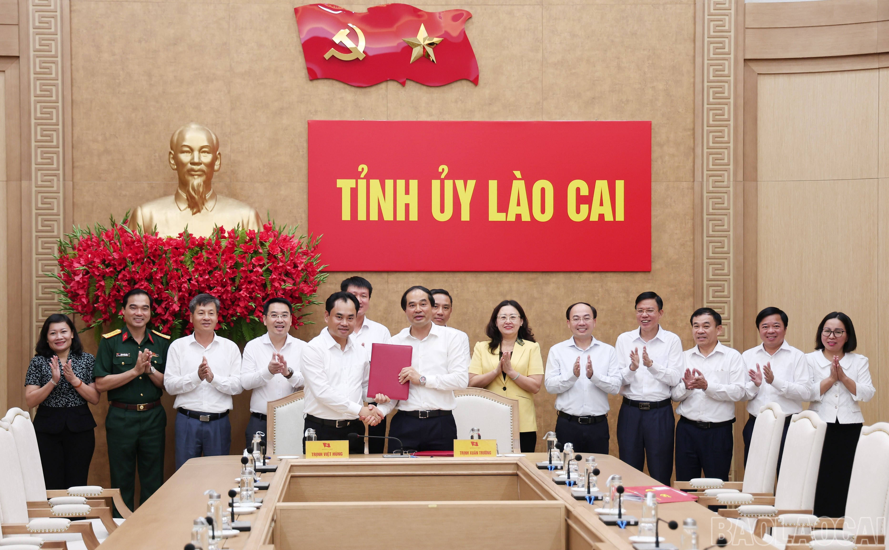 Đồng chí Trịnh Việt Hùng - Ủy viên dự khuyết Ban Chấp hành Trung ương Đảng, Bí thư Tỉnh ủy, Chủ tịch HĐND tỉnh Lào Cai và đồng chí Trịnh Xuân Trường – Bí thư Tỉnh ủy Thái Nguyên ký bàn giao nhiệm vụ Bí thư. baolaocai-br_img-5353.jpg