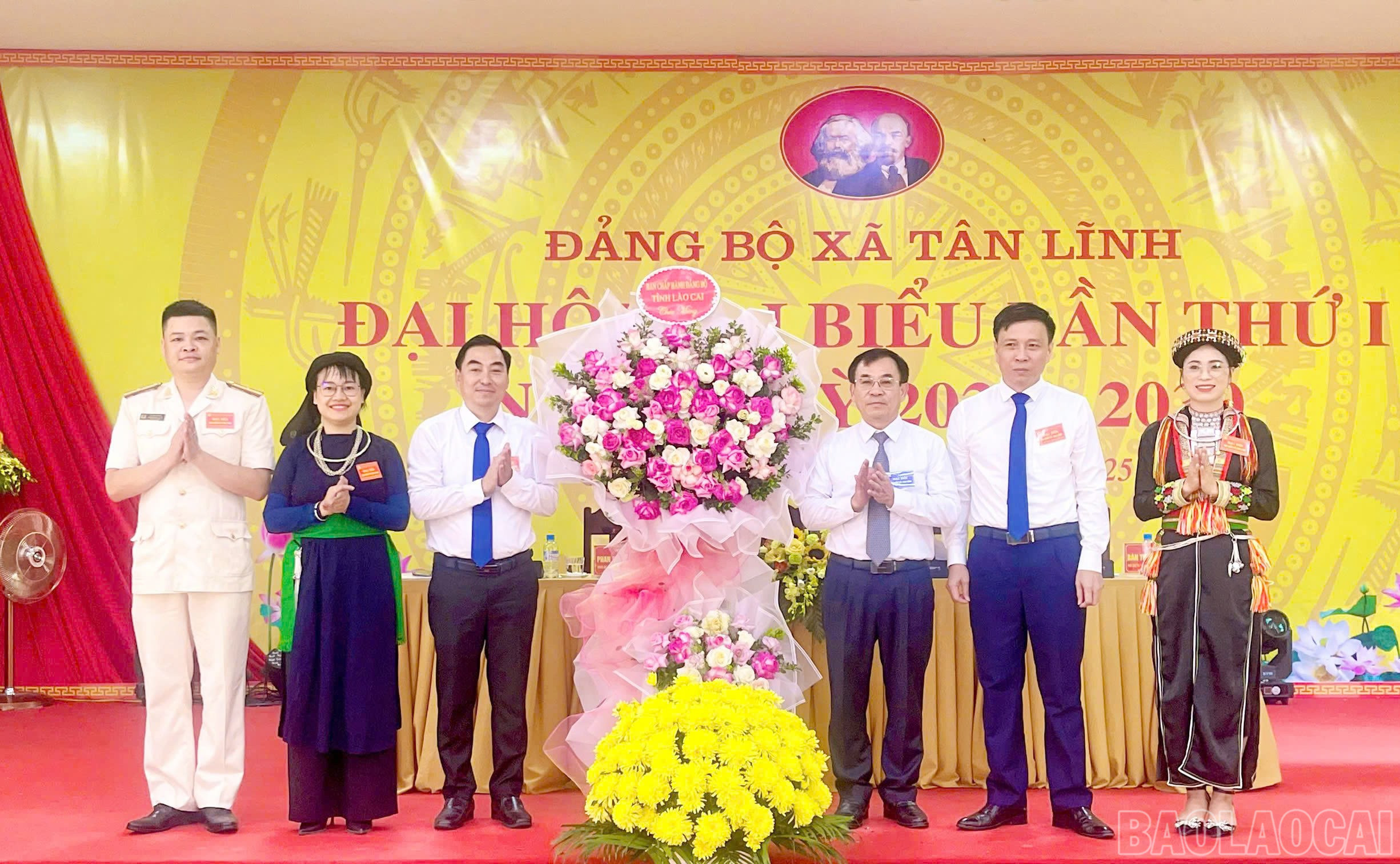 Đồng chí Phạm Toàn Thắng - Ủy viên Ban Thường vụ, Trưởng Ban Tổ chức Tỉnh ủy tặng hoa chúc mừng Đại hội Đảng bộ xã Tân Lĩnh. baolaocai-br_55.jpg