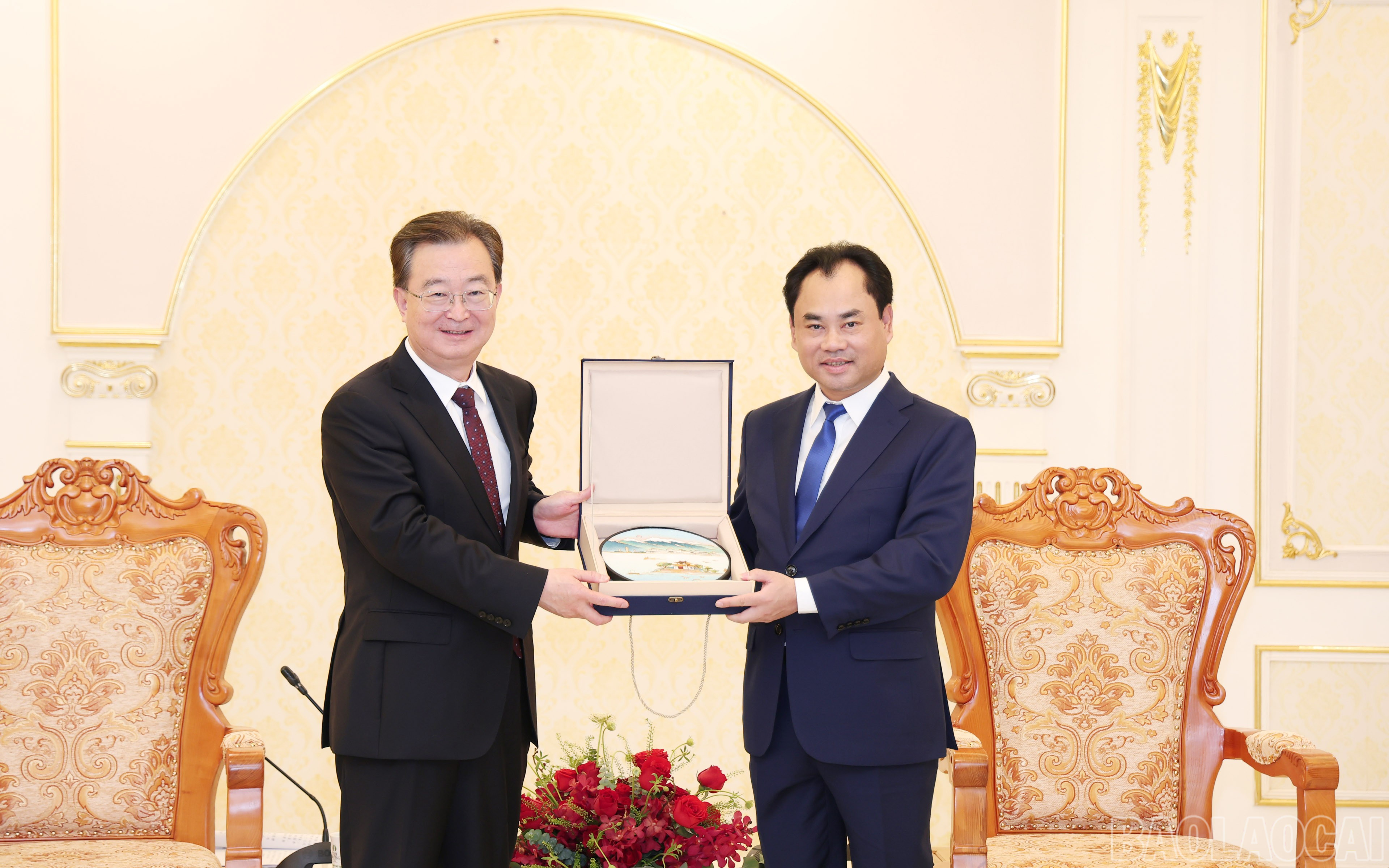 Bí thư Tỉnh ủy Vân Nam Vương Ninh tặng quà cho Bí thư Tỉnh ủy Lào Cai Trịnh Việt Hùng. baolaocai-br_0076.jpg